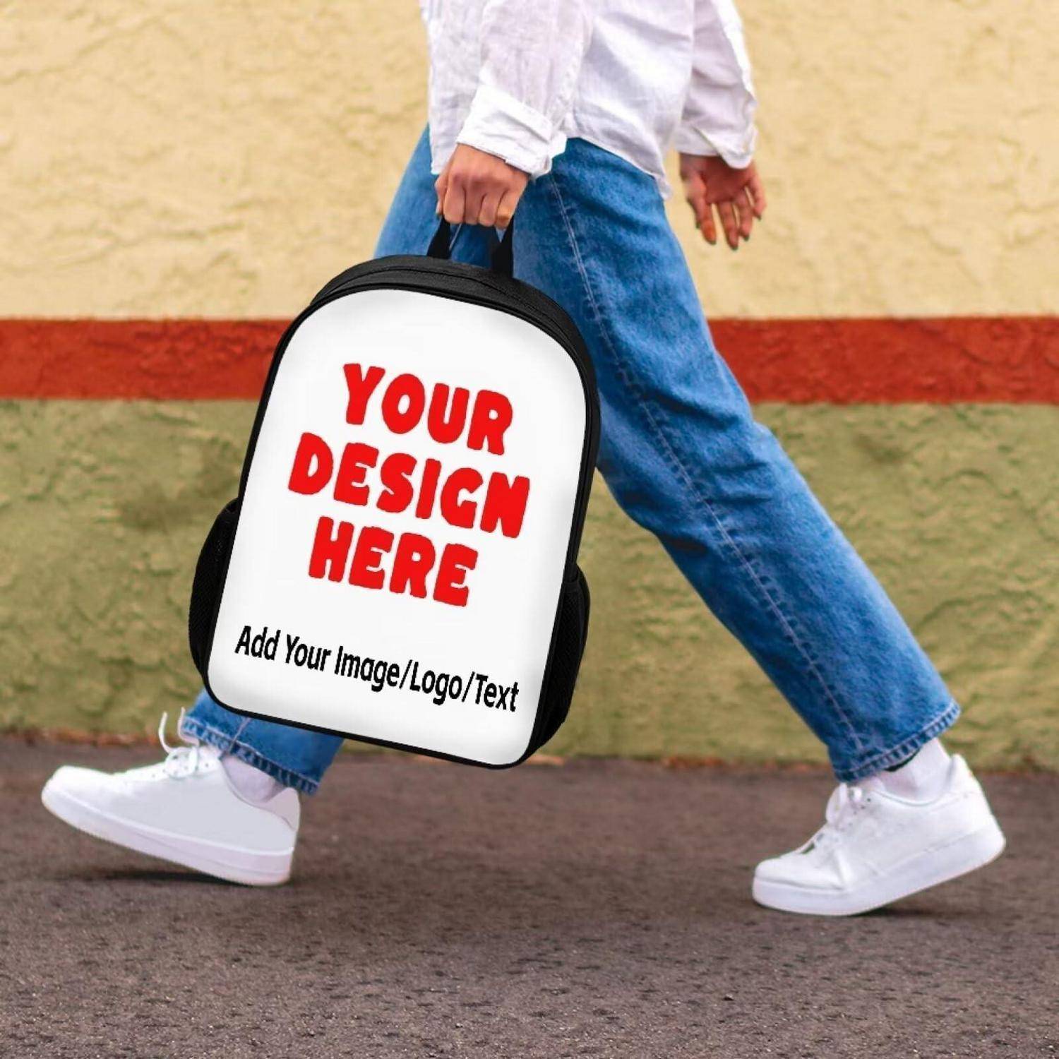 Person, die mit einem weißen Rucksack geht, dargestellt als Produktmuster, bedruckt mit „YOUR DESIGN HERE" und „Add Your Image/Logo/Text"".