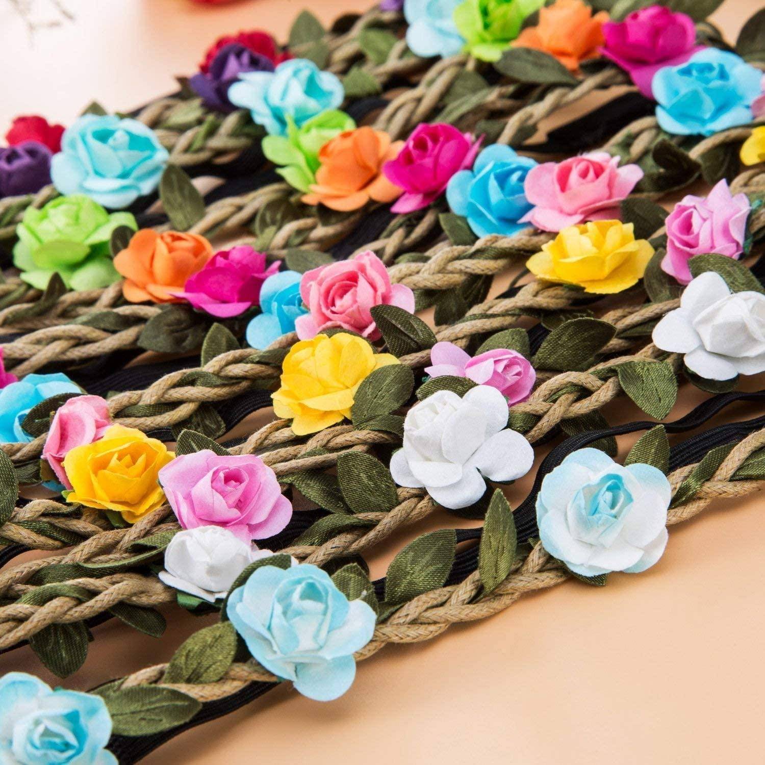 Geflochtene Strohmatte mit bunten Stoffblumen und grünen Blättern auf beigem Hintergrund.