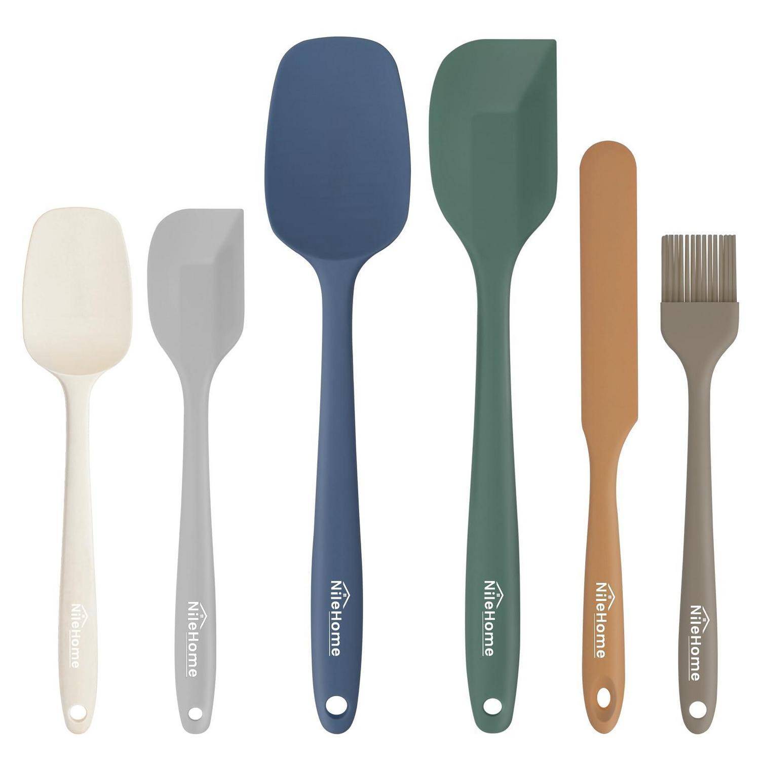 Sechs Silikonküchenutensilien in Weiß, Grau, Blau, Grün, Beige und Braun, einschließlich Spachteln und einem Küchenpinsel, auf weißem Hintergrund dargestellt.