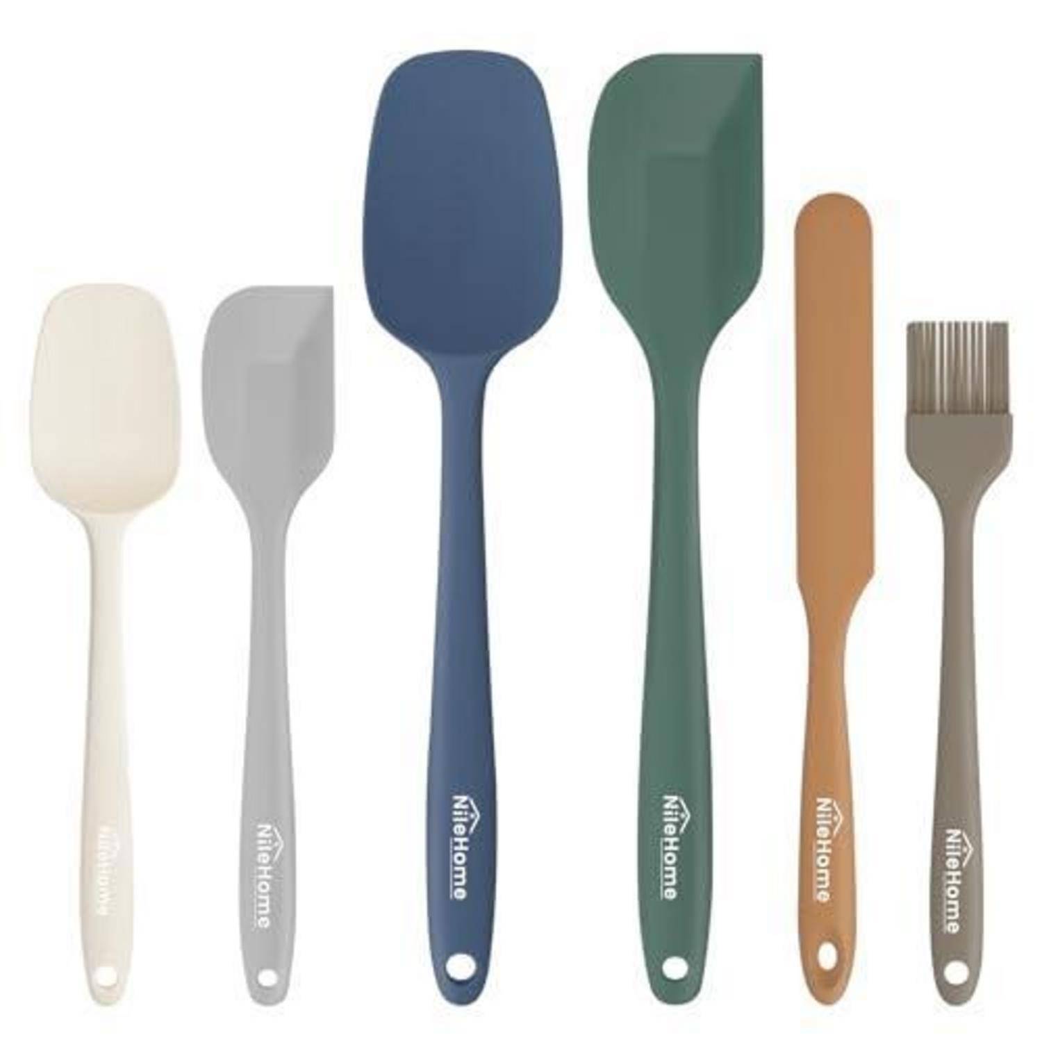 Sechs sortierte Küchenutensilien auf weißem Hintergrund, darunter Spachtel, ein Spoonula, ein Spatel und einen Backpinsel in neutralen und blaugrünen Farben.