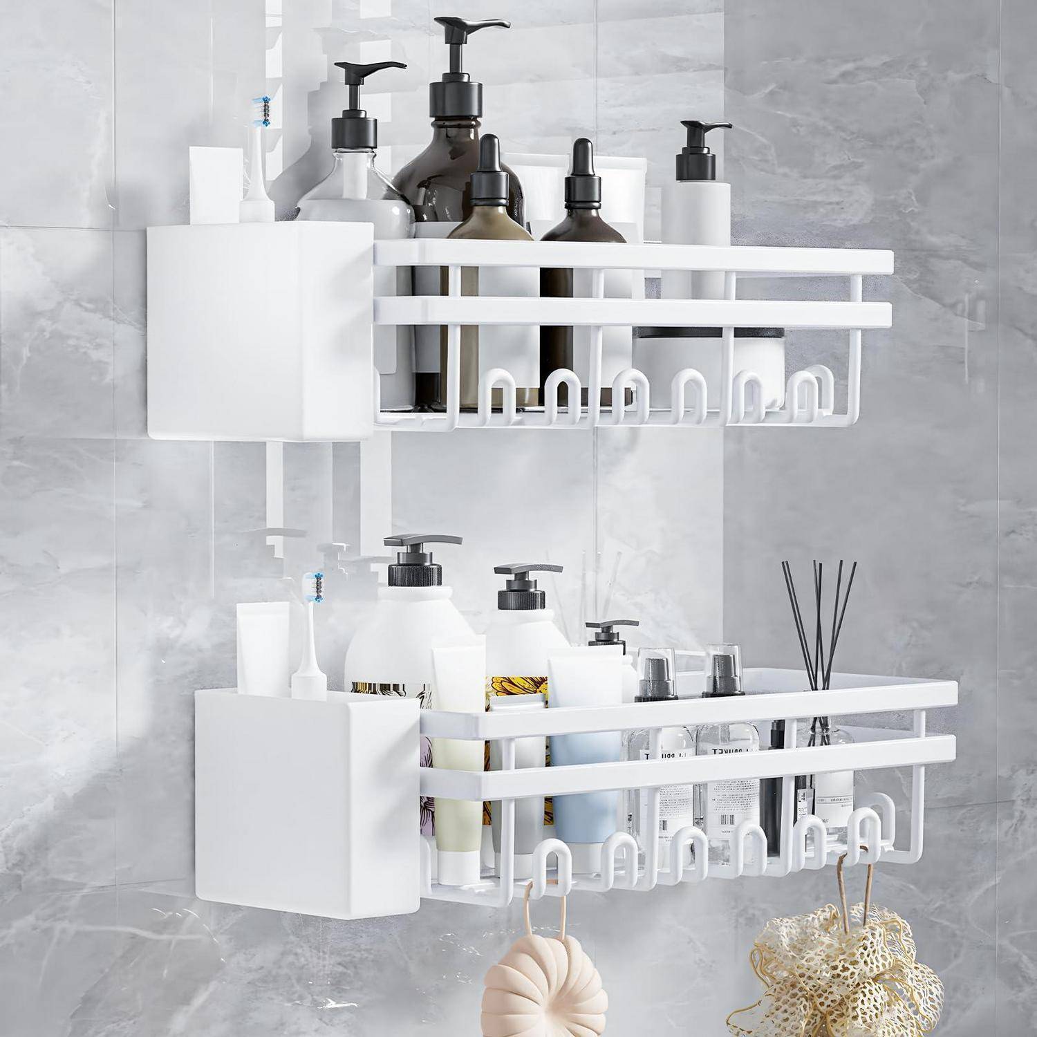 Zwei weiße Badezimmer-Wandregale halten verschiedene Pumpflaschen, Tassen und Toilettenartikel vor einer grau gekachelten Wand.