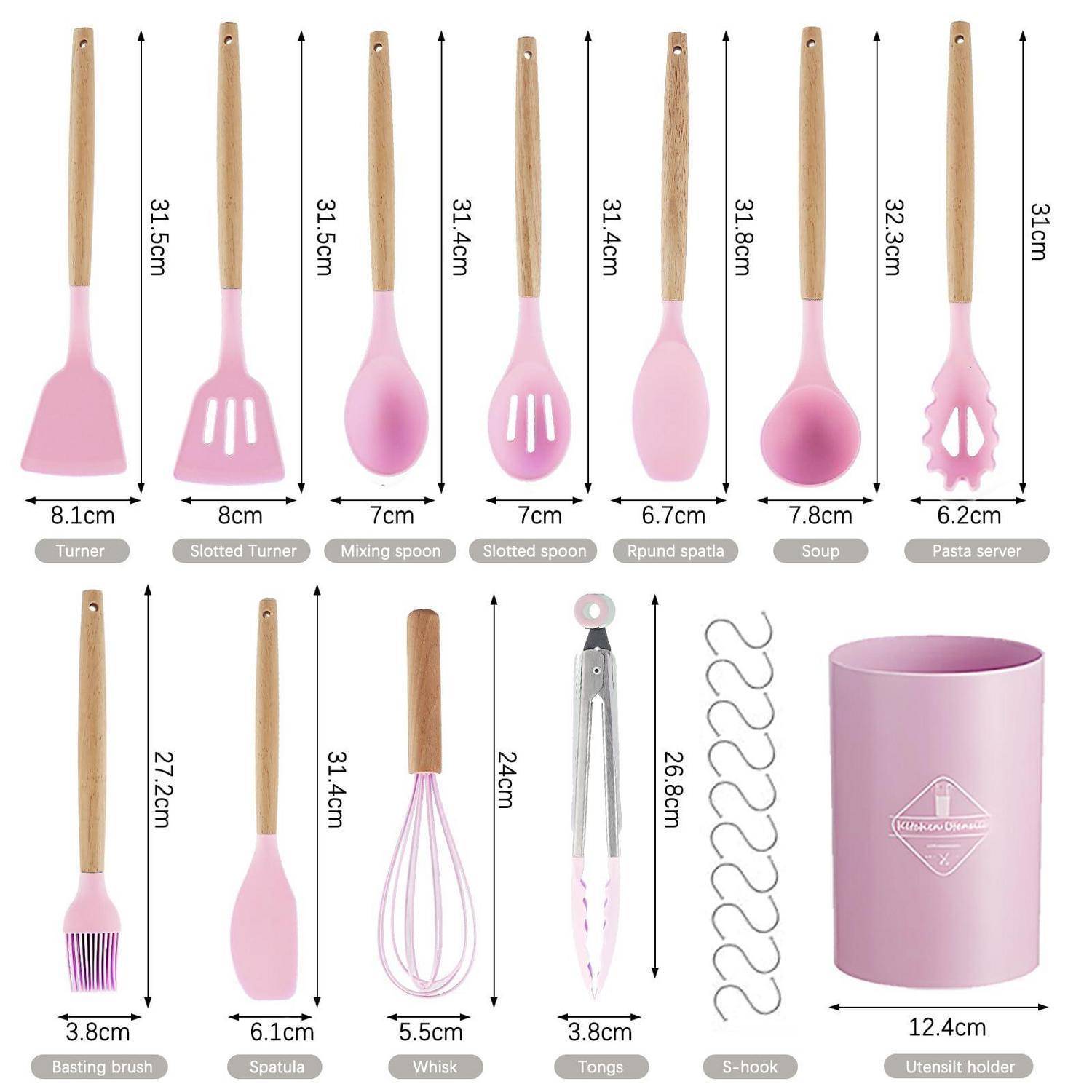 Illustriertes rosafarbenes Küchengeräte-Set aus Holz mit Namen und Größen: Pfannenwender, Schlitzpfannenwender, Rührlöffel, Schlitzlöffel, Spachtel, Suppen- und Pastateiler, Pinsel, Bastierungslöffel, Schneebesen, Zange, S-Haken und Halter.