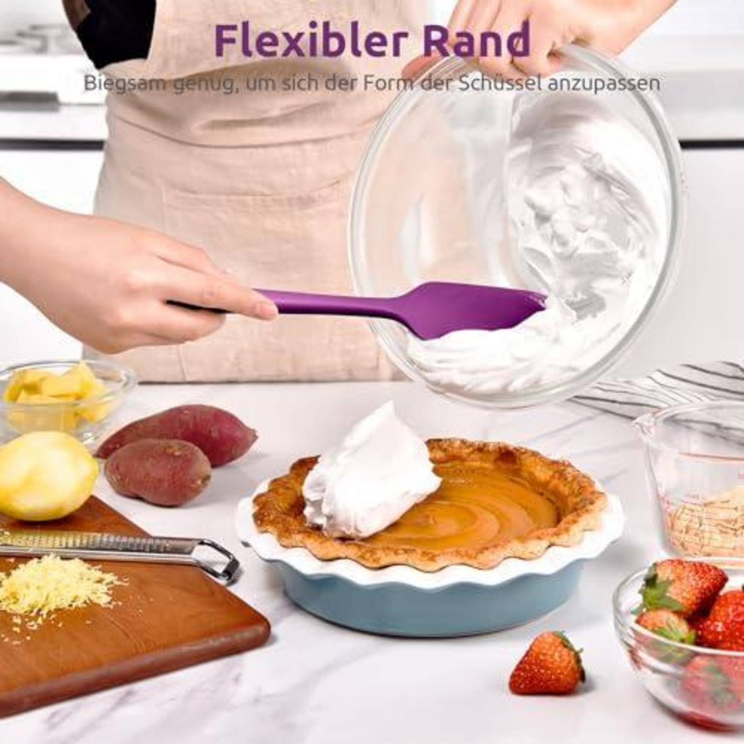 Person verteilt Schlagsahne aus einer großen Schüssel auf einen Kürbiskuchen; Text besagt „Flexibler Rand