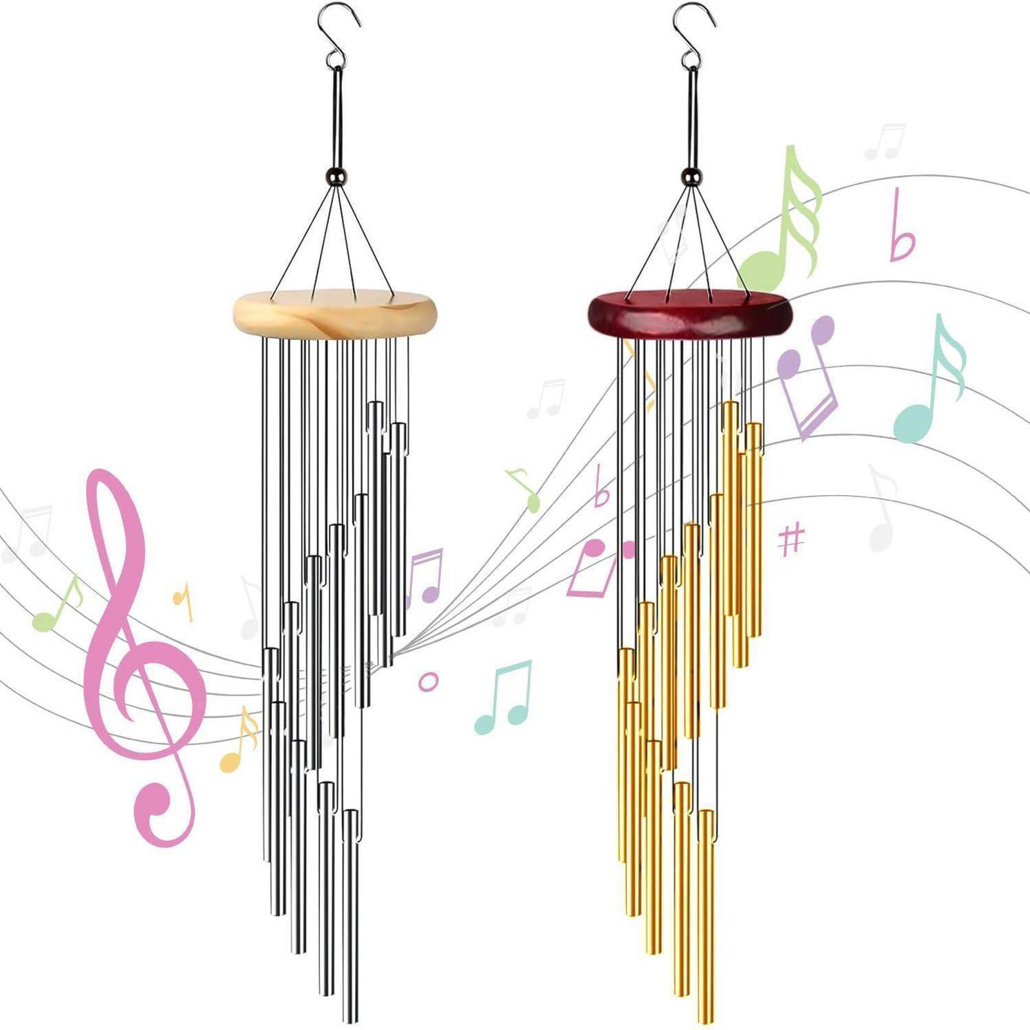 Zwei hängende Windspiele, eines silbern und eines golden, mit farbenfrohen Musiknoten und Notenlinien, die um sie herum fließen.