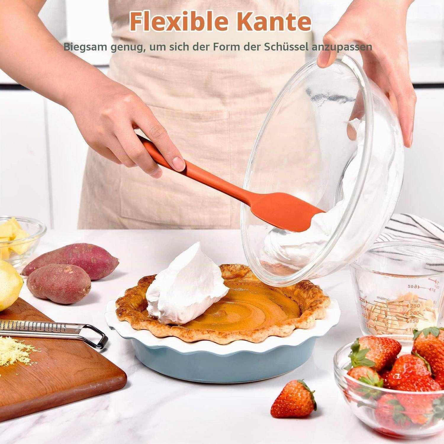 Flexible orange Spachtel schabt Kuchenfüllung aus einer Glaspieform; deutscher Text sagt 