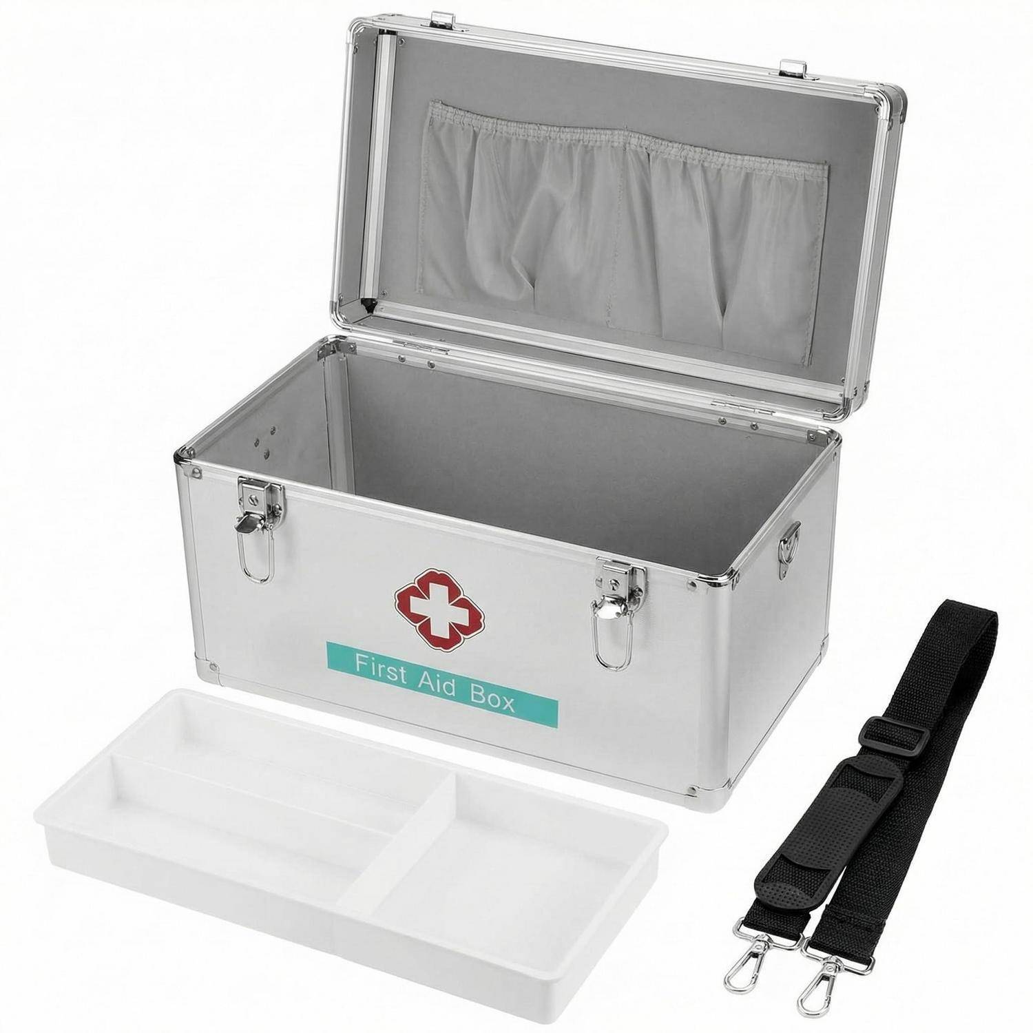Offene Silber-Erste-Hilfe-Box mit Deckel, abnehmbarem Tablett und schwarzem Schultergurt auf weißem Hintergrund.
