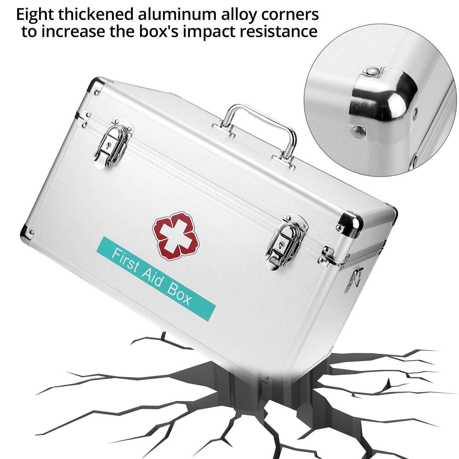 Silberne Aluminiumverbandskiste mit verstärkten Ecken, gezeigt beim Widerstand gegen Auswirkungen über gerissener Erde, mit einer Nahaufnahme eines Eckendetails.