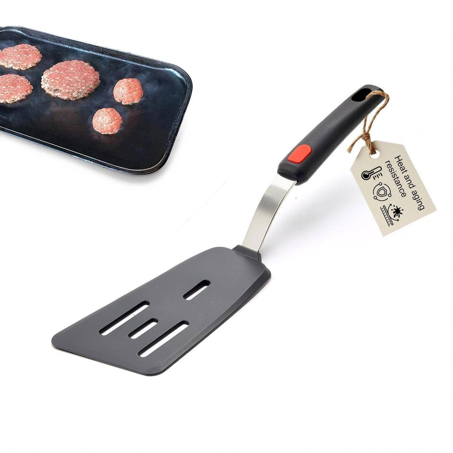 Schwarzer Schaber mit Schlitzen, wärmefestem Griff und Anhängeetikett, gezeigt neben einer Grillplatte mit Fleischpattys.