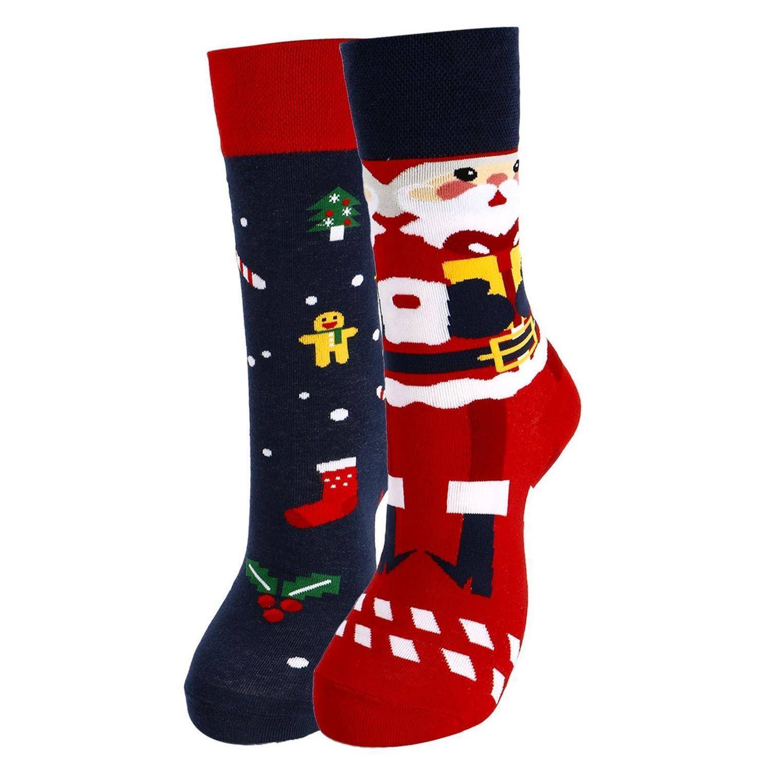 Paar festliche Weihnachtssocken, eine in Marineblau mit kleinen Weihnachtsmotiven und eine in Rot mit Weihnachtsmanndesign.