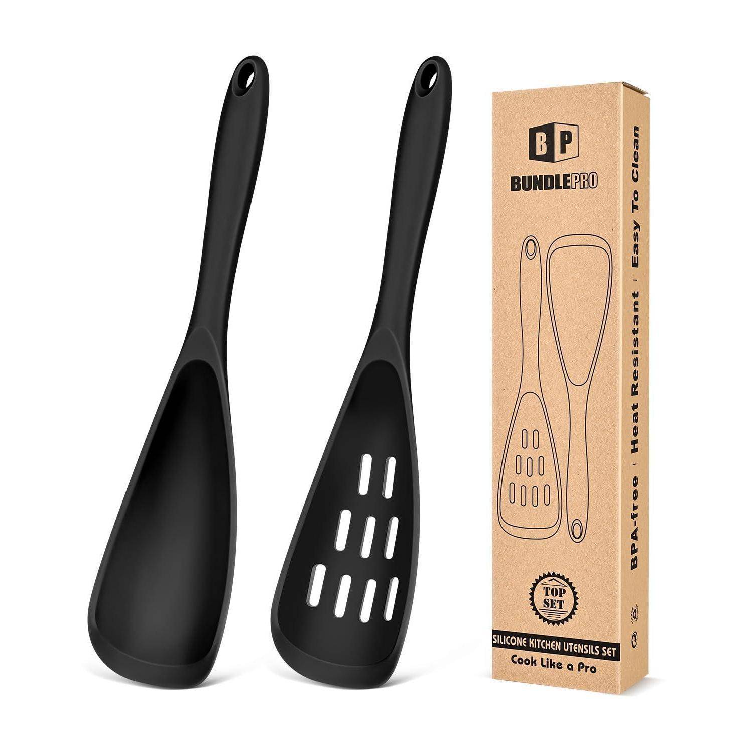 Schwarzes Silikon-Küchenutensilien-Set mit Schlitzlöffel und festem Spatel neben Bundlpro-Produktbox mit Kennzeichnung hitzebeständig und leicht zu reinigen.