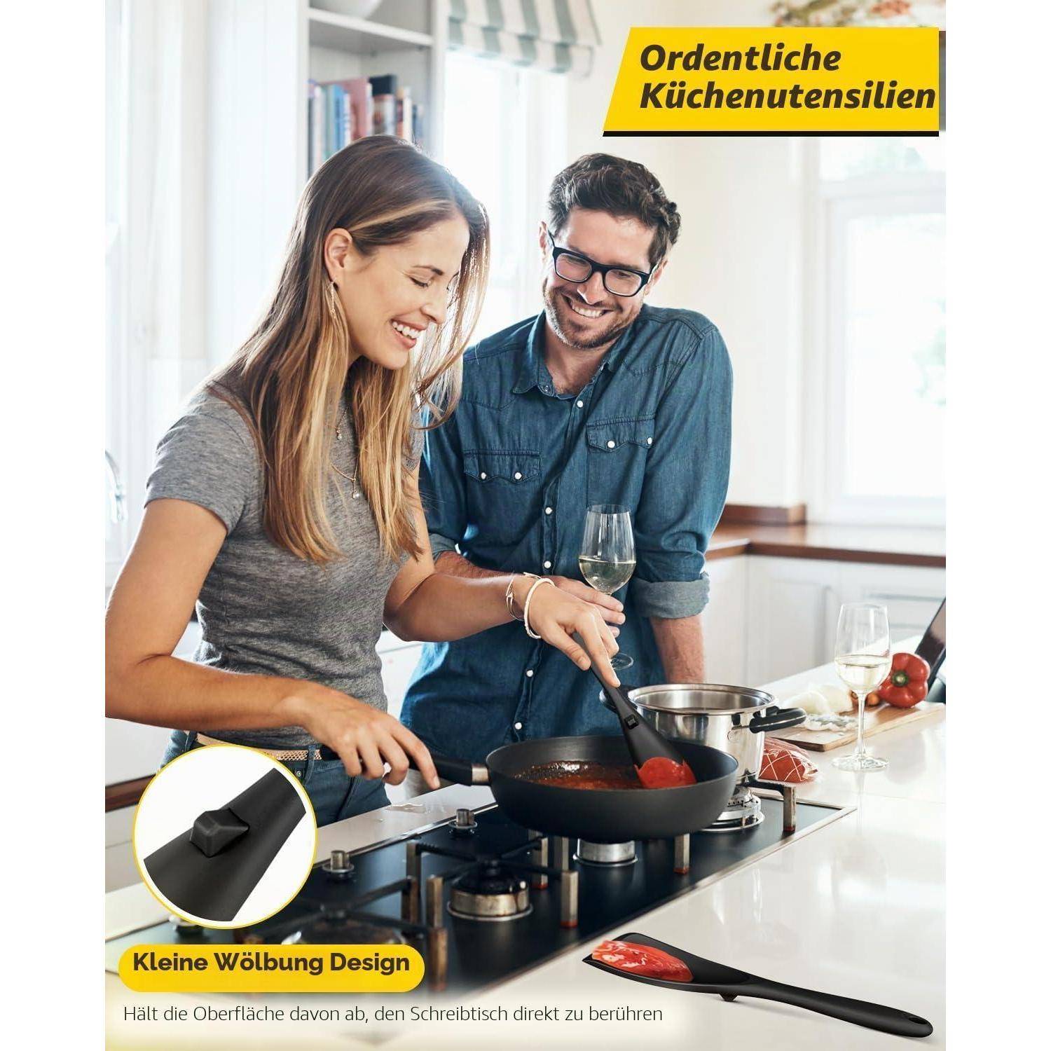 Paar, das an einem Küchenherd mit einer Pfanne und einem Küchenutensil kocht und „Ordentliche Küchenutensilien