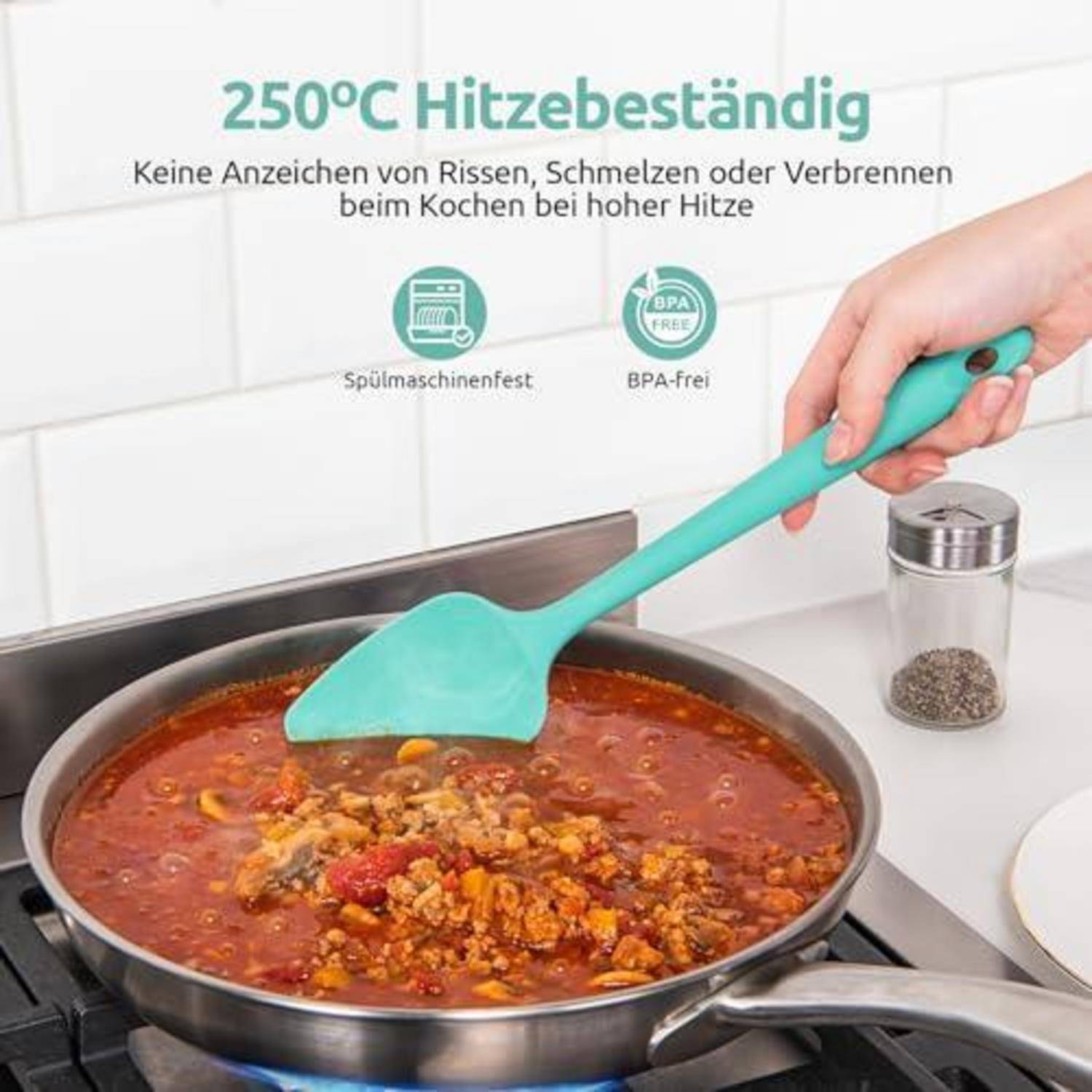 Türkisfarbener Silikon-Spatel, der Lebensmittel in einer Pfanne rührt; deutscher Text besagt „250 °C hitzebeständig