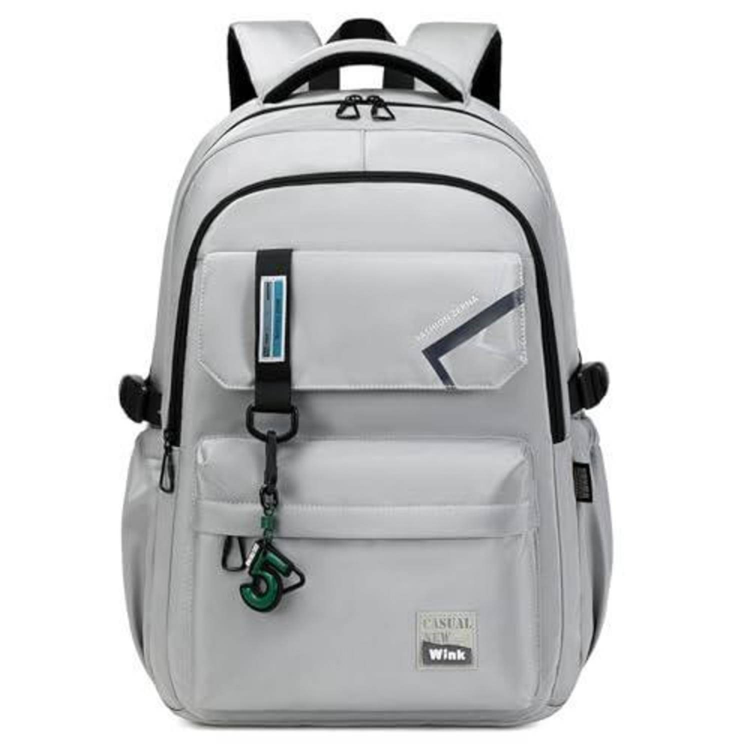 Hellgrauer Rucksack mit mehreren Reißverschlusstaschen an der Vorderseite, seitlichen Netztaschen und einem vorderen Clip, gezeigt vor weißem Hintergrund.