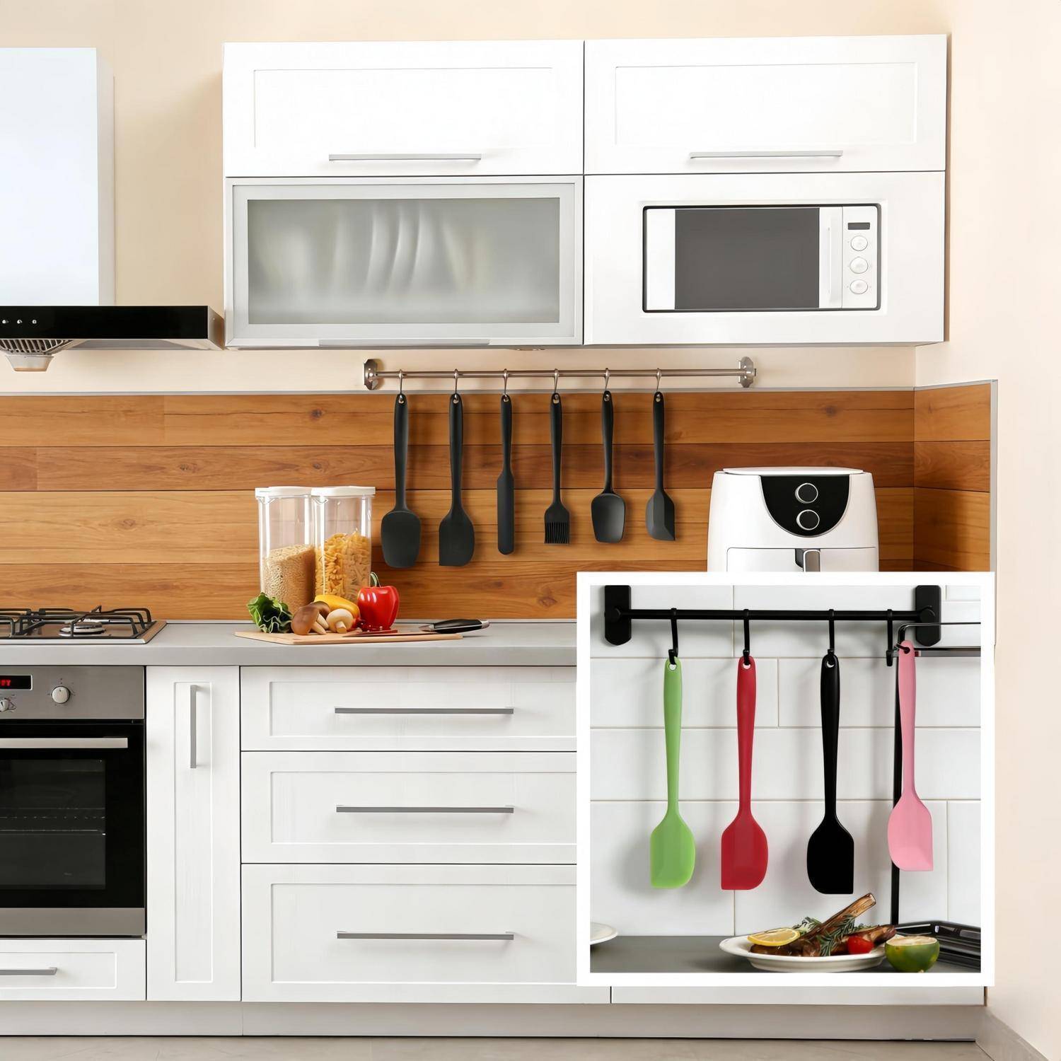Moderne Küche mit weißen Schränken, hölzerner Rückwand, hängenden schwarzen Utensilien und einer Arbeitsplatte mit farbenfrohen Löffeln und einem Teller mit Essen.