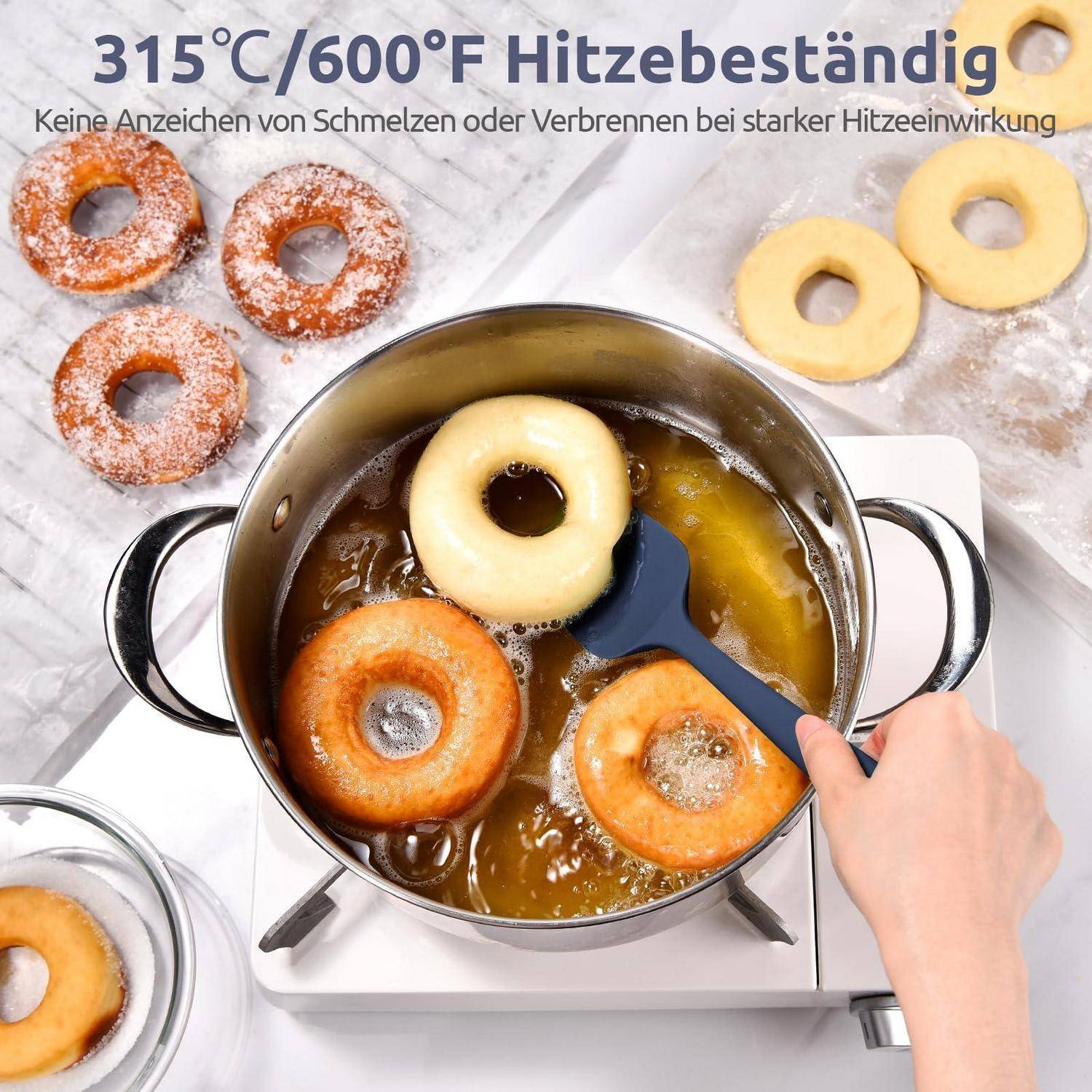 Donuts braten in einem Topf auf einem Kochfeld mit einem Spatel; deutscher Text sagt 