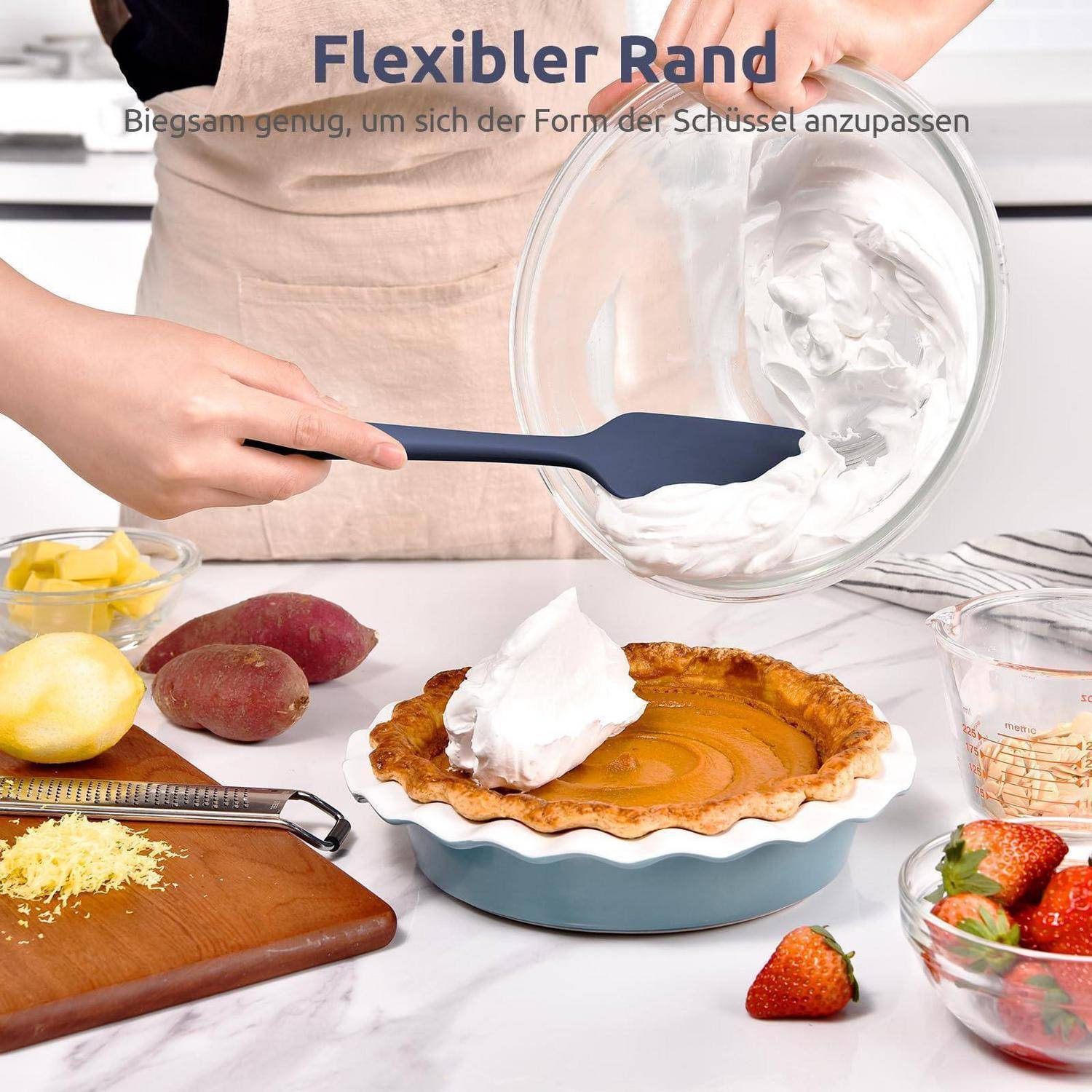 Hand benutzt einen flexiblen Spatel, um Schlagsahne aus einer Schüssel zu schöpfen und einen Kuchen zu belegen; der Text lautet „Flexibler Rand