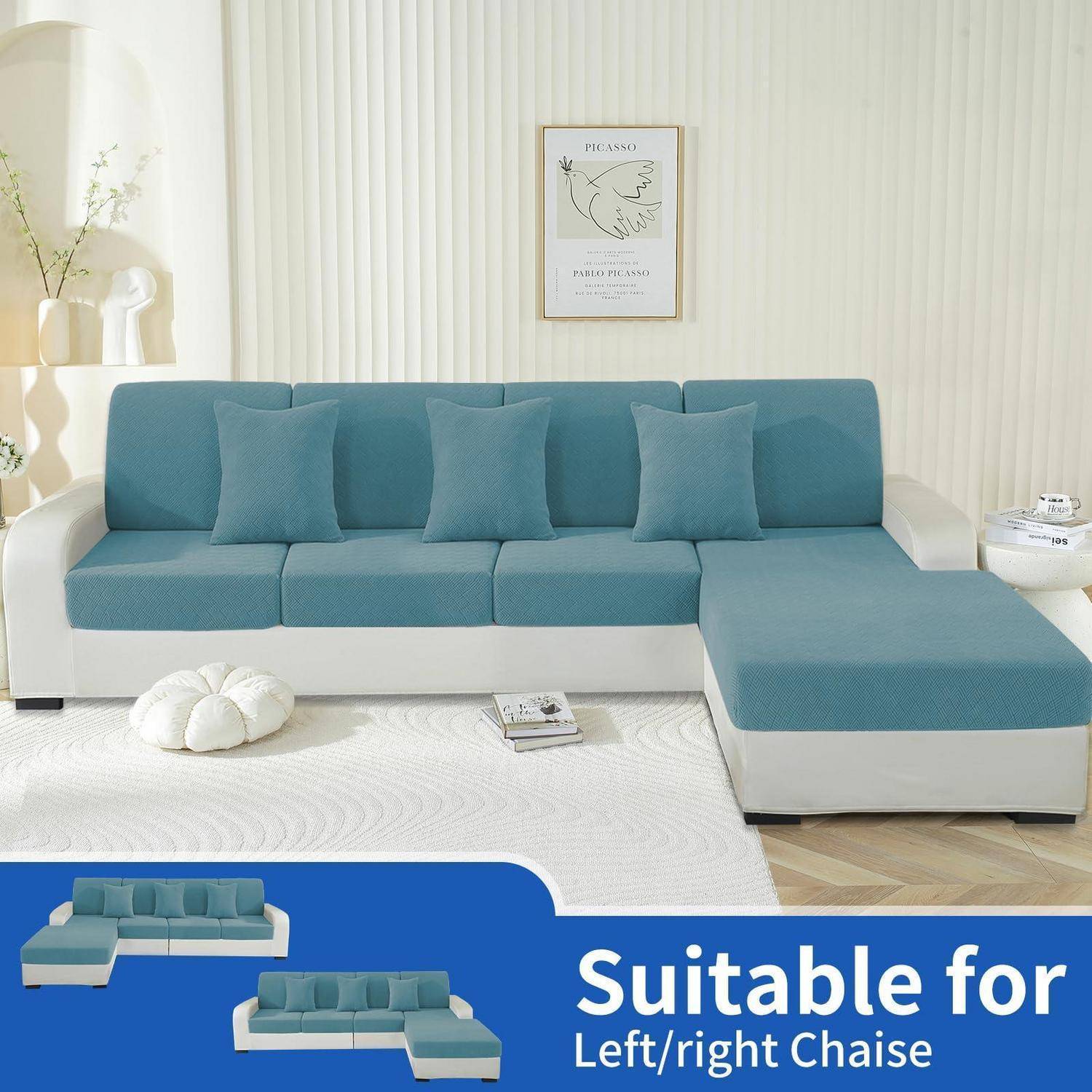 Blau-weißes Ecksofa mit Chaiselongue auf der rechten Seite in einem hellen Wohnzimmer; die Abbildung zeigt, dass es sowohl für eine linke als auch für eine rechte Chaiselongue geeignet ist.
