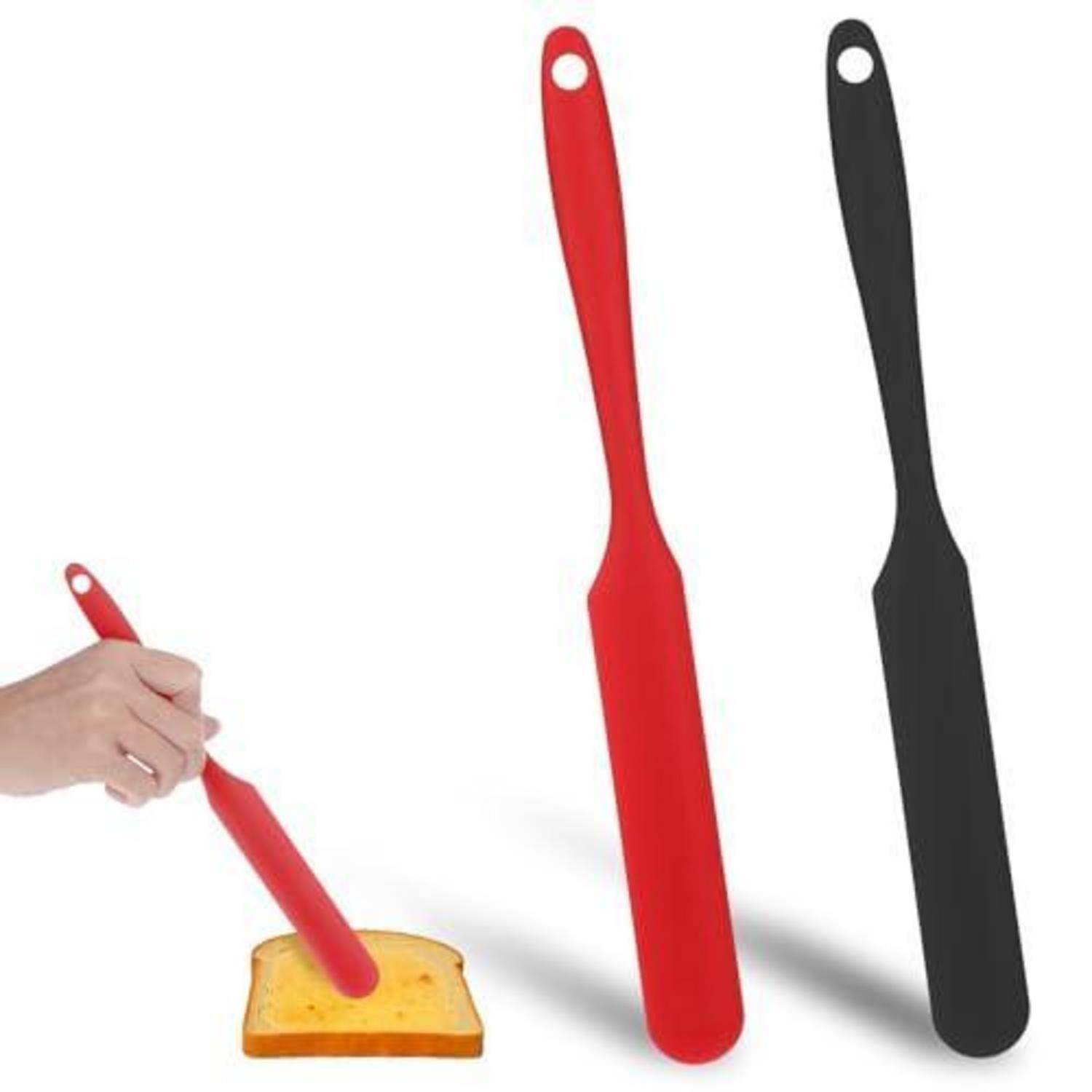 Silikonbackspatel in Rot und Schwarz; eine Hand verteilt Lebensmittel auf eine Brotscheibe mit dem roten Spatel.