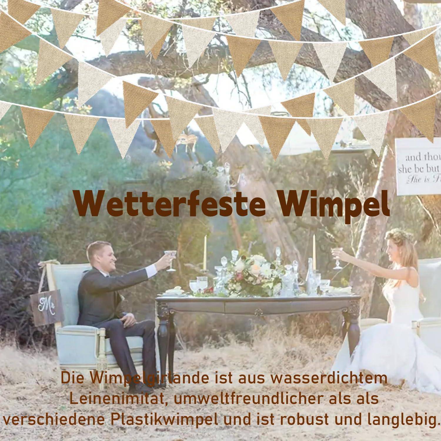 Outdoor-Hochzeitsaufbau mit Stoff-Wimpelketten über dem Kopf und einem sitzenden Brautpaar, das am Tisch anstößt; der Text lautet „Wetterfeste Wimpel