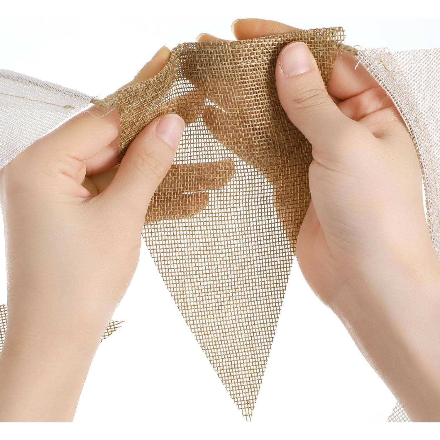 Hände halten und dehnen ein Stück beige Netzstoff gegen einen weißen Hintergrund.
