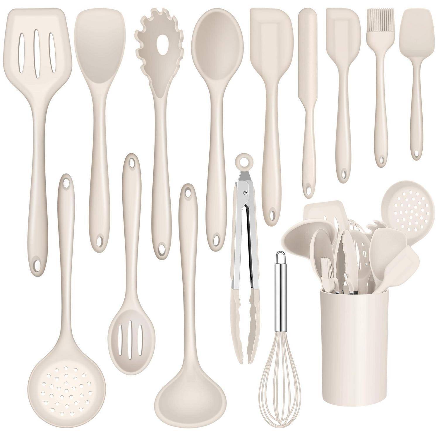 Satz aus beigen Küchenutensilien einschließlich Spachteln, Löffel, Schaumlöffel, Zange, Schneebesen und einem Utensilienbehälter auf weißem Hintergrund.