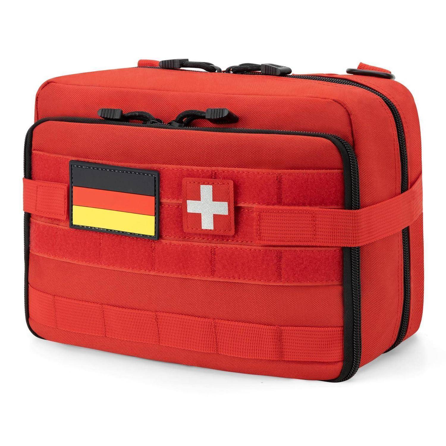 Rote Erste-Hilfe-Arzneimitteltasche mit deutscher Flagge und weißen Kreuzaufnähern auf der Vorderseite, geschlossen auf weißem Hintergrund dargestellt.