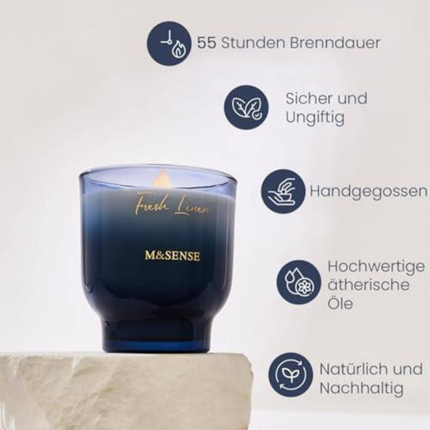 Blaue Glaskerze mit der Bezeichnung „Fresh Linen