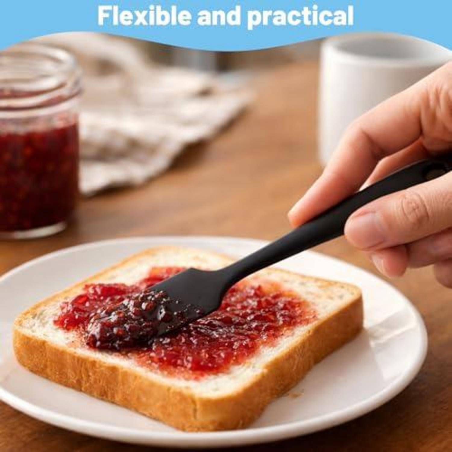 Hand streicht Marmelade auf eine Toastscheibe auf einem Teller, mit dem Text „Flexibel und praktisch