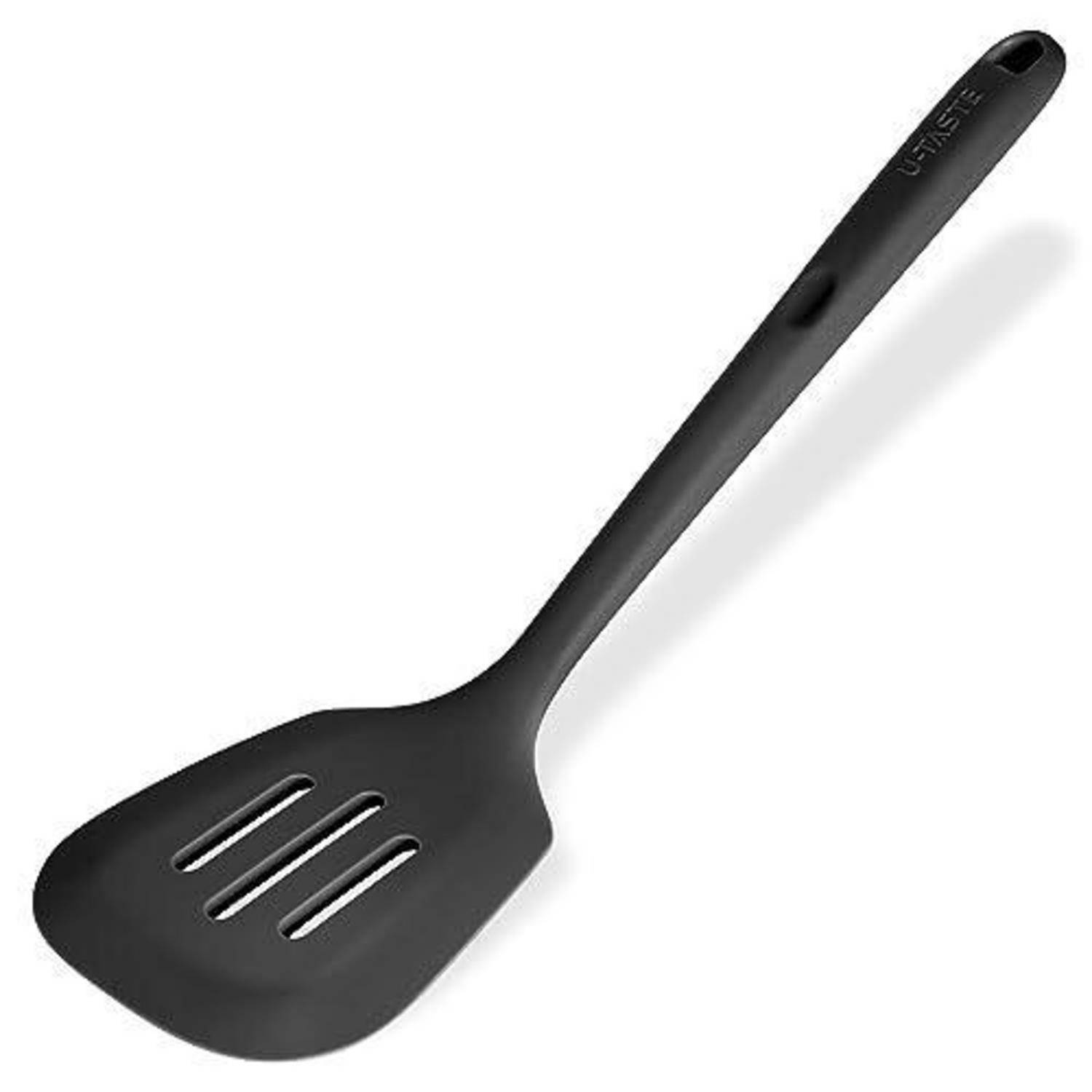 Schwarzer Nylon-Spachtel mit Schlitzen und langem Griff, auf weißem Hintergrund abgebildet.