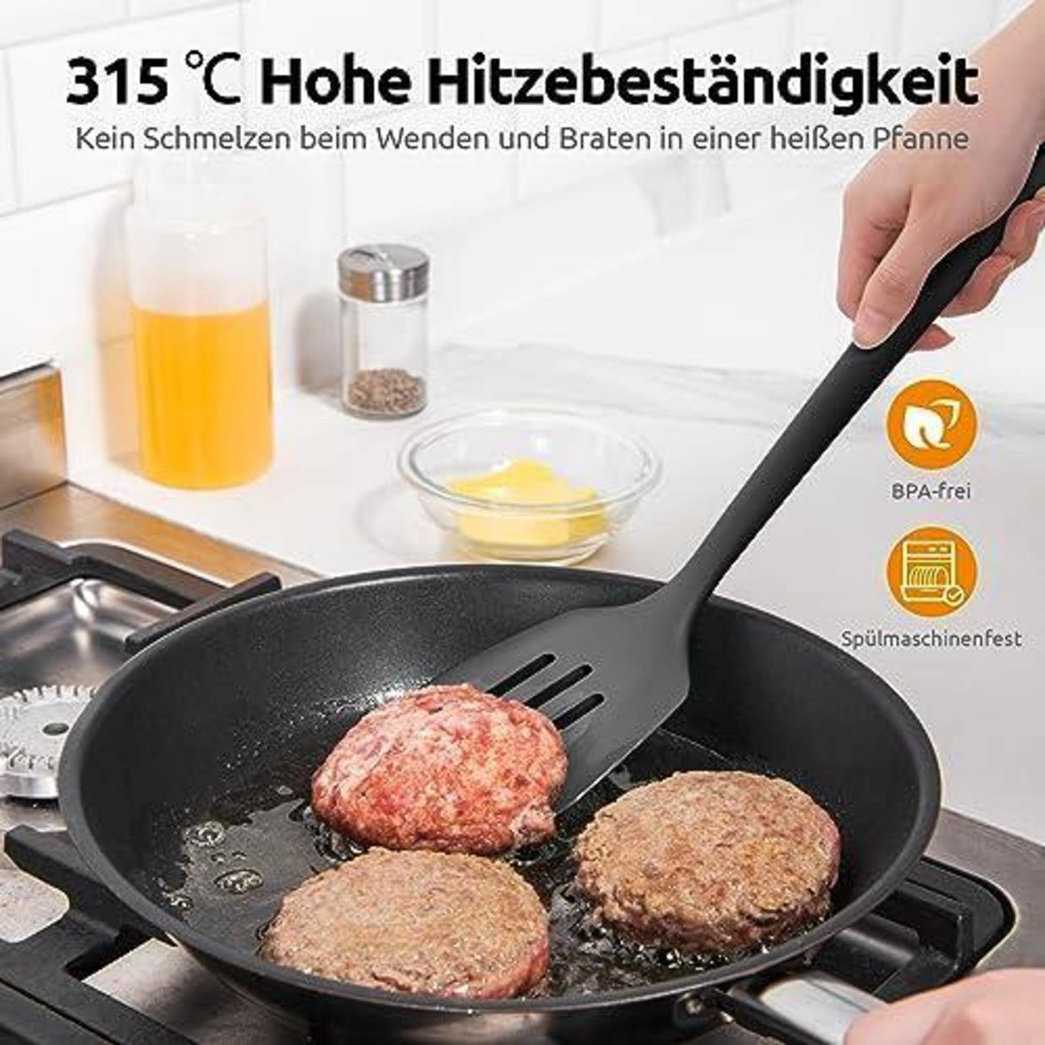 Eine Hand dreht drei Burgerpattys in einer Pfanne mit einem schwarzen Schlitzspatel um; deutscher Text sagt „315 °C hohe Hitzebeständigkeit