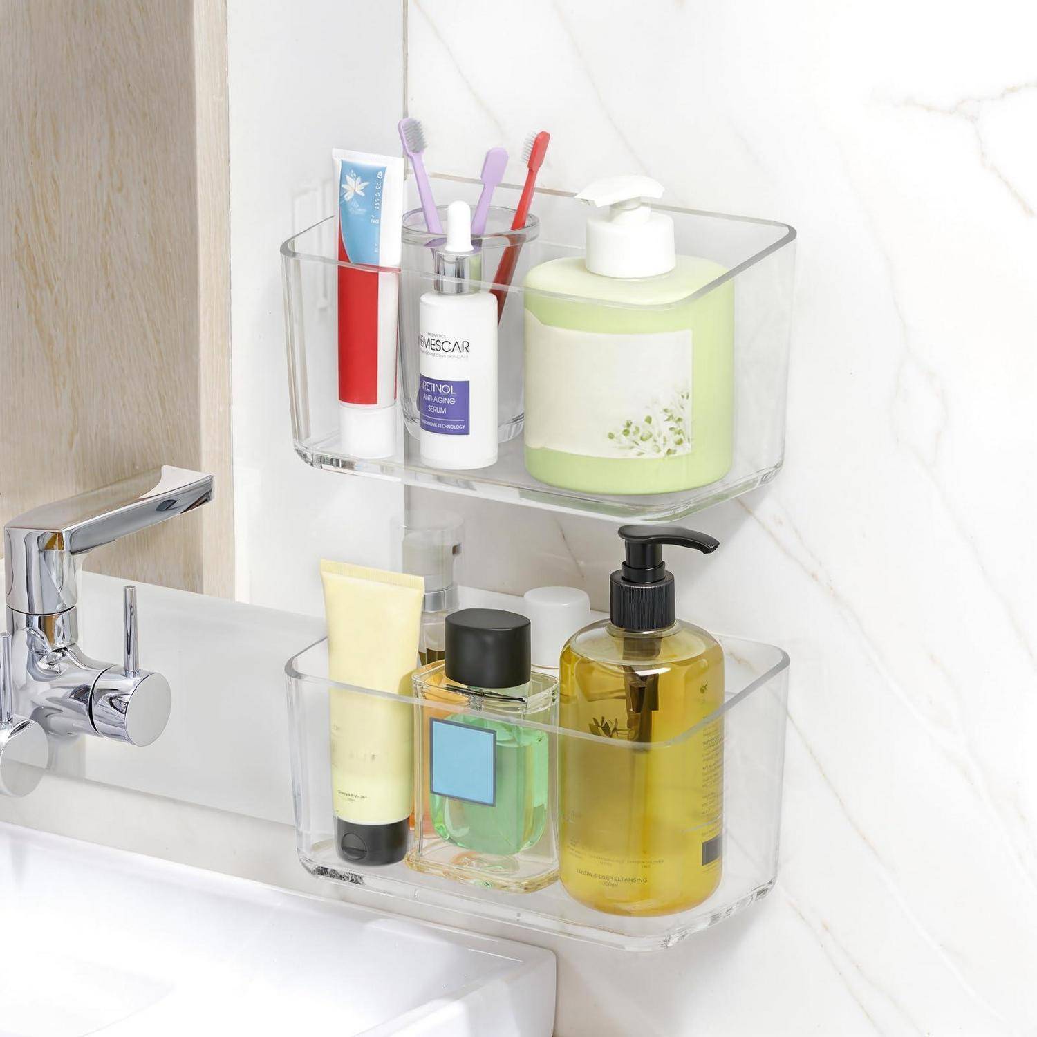 An der Wand angebrachte Badezimmerorganizer, die Toilettenartikel aufbewahren, darunter Zahnpasta, Zahnbürsten, Lotion, Seife, Parfüm und eine Pumpflasche, neben einem Waschbecken.