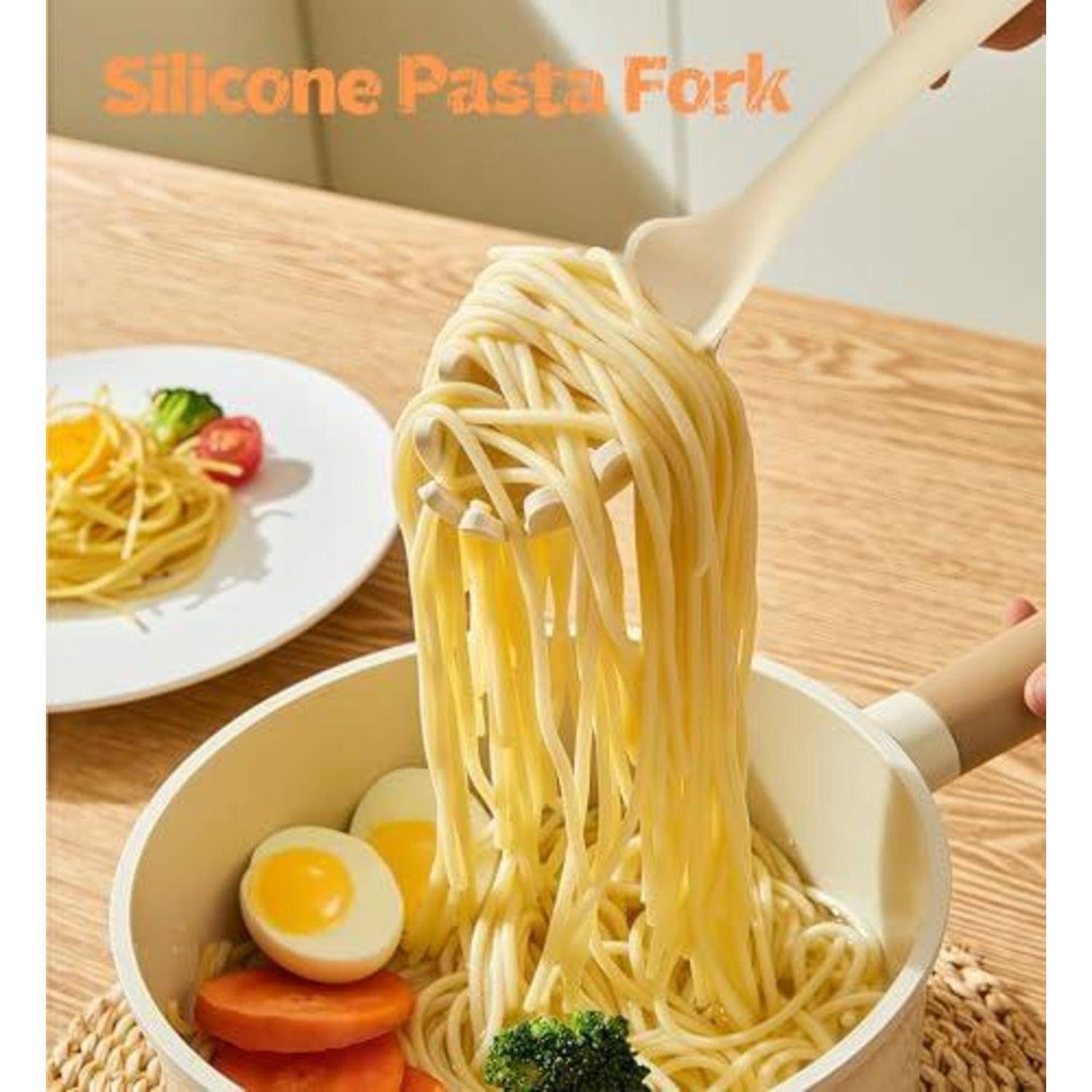 Silikonpastazange hebt Spaghetti aus einem Topf, mit einem Teller Pasta und Gemüse im Hintergrund.