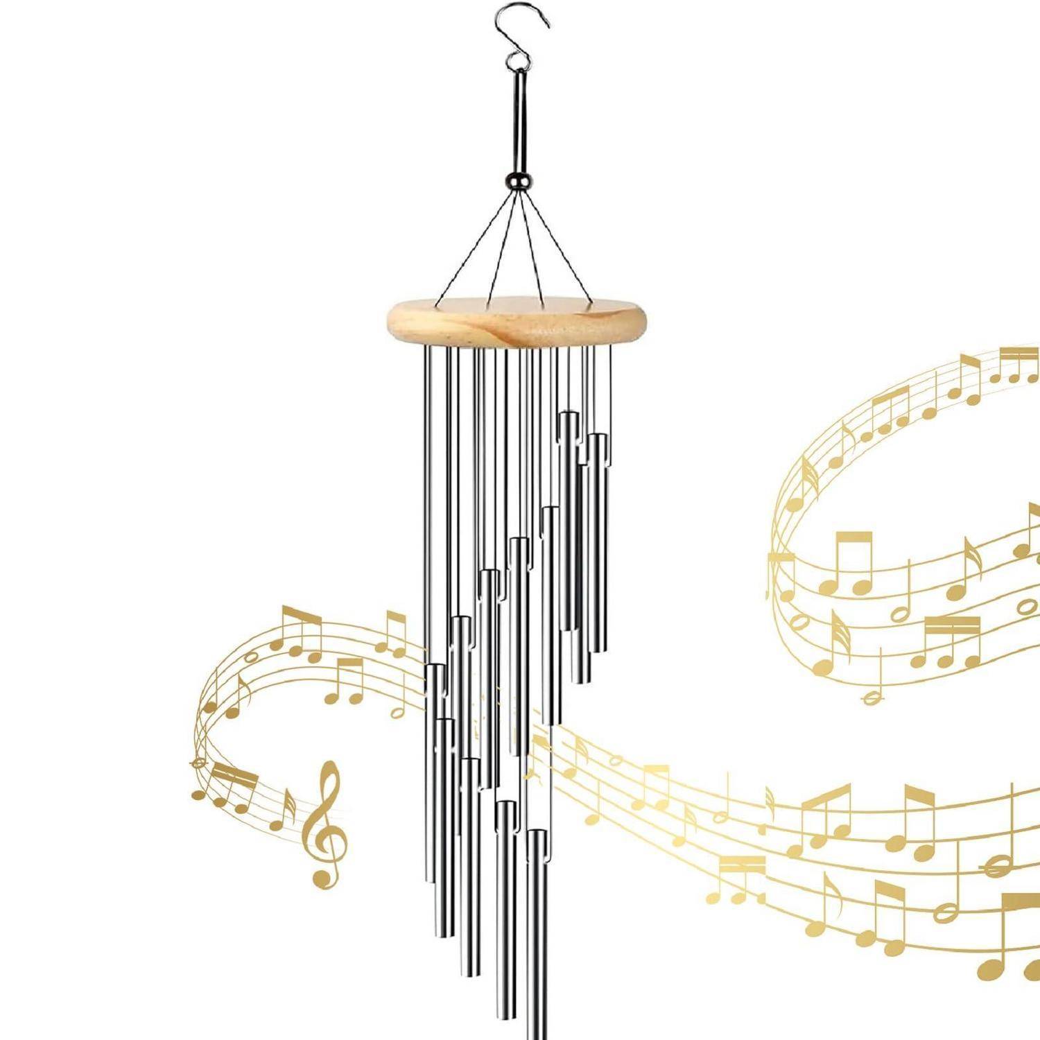 Ein hängendes Windspiel mit Metallröhren und einer Holzober fläche, umgeben von fließenden goldenen Musiknoten auf weißem Hintergrund.