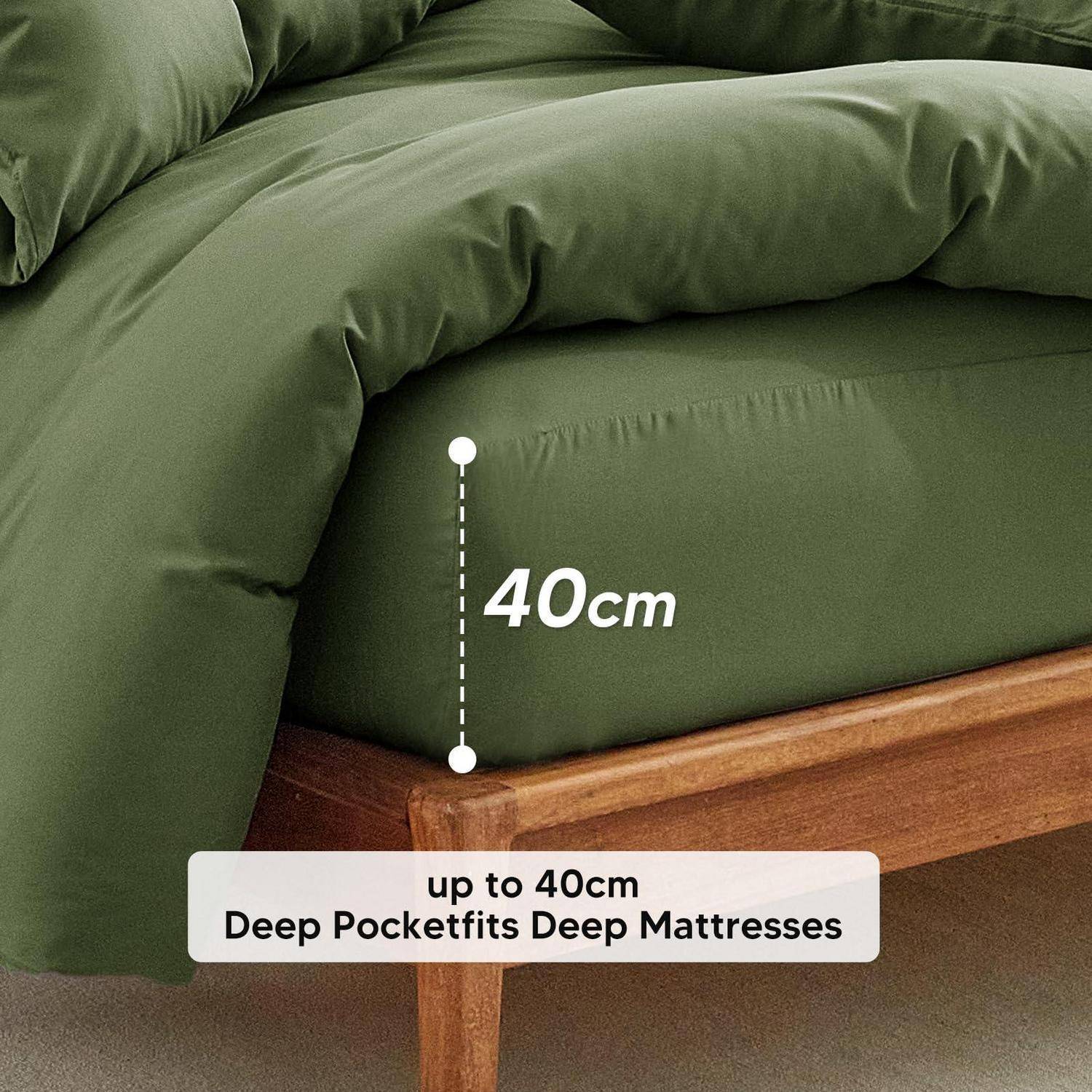 Grünes Spannbettlaken auf einer Matratze, mit der Bezeichnung „40cm" und „bis 40cm tiefe Taschenpasses für tiefe Matratzen"", zeigt eine extra-tiefe Taschenpasser auf einem Bett.