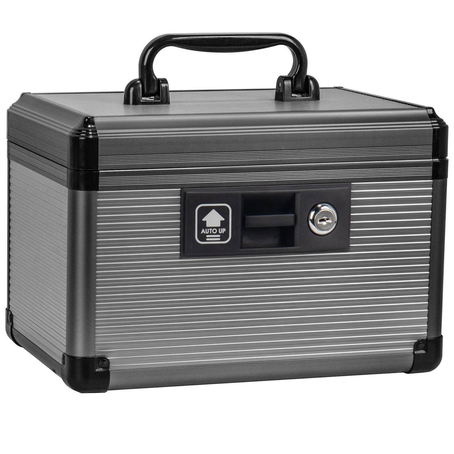Kleine schwarze und silberne Hartschalenbox mit Griff und Schlüsselverschluss, auf der Vorderseite mit „AUTO UP