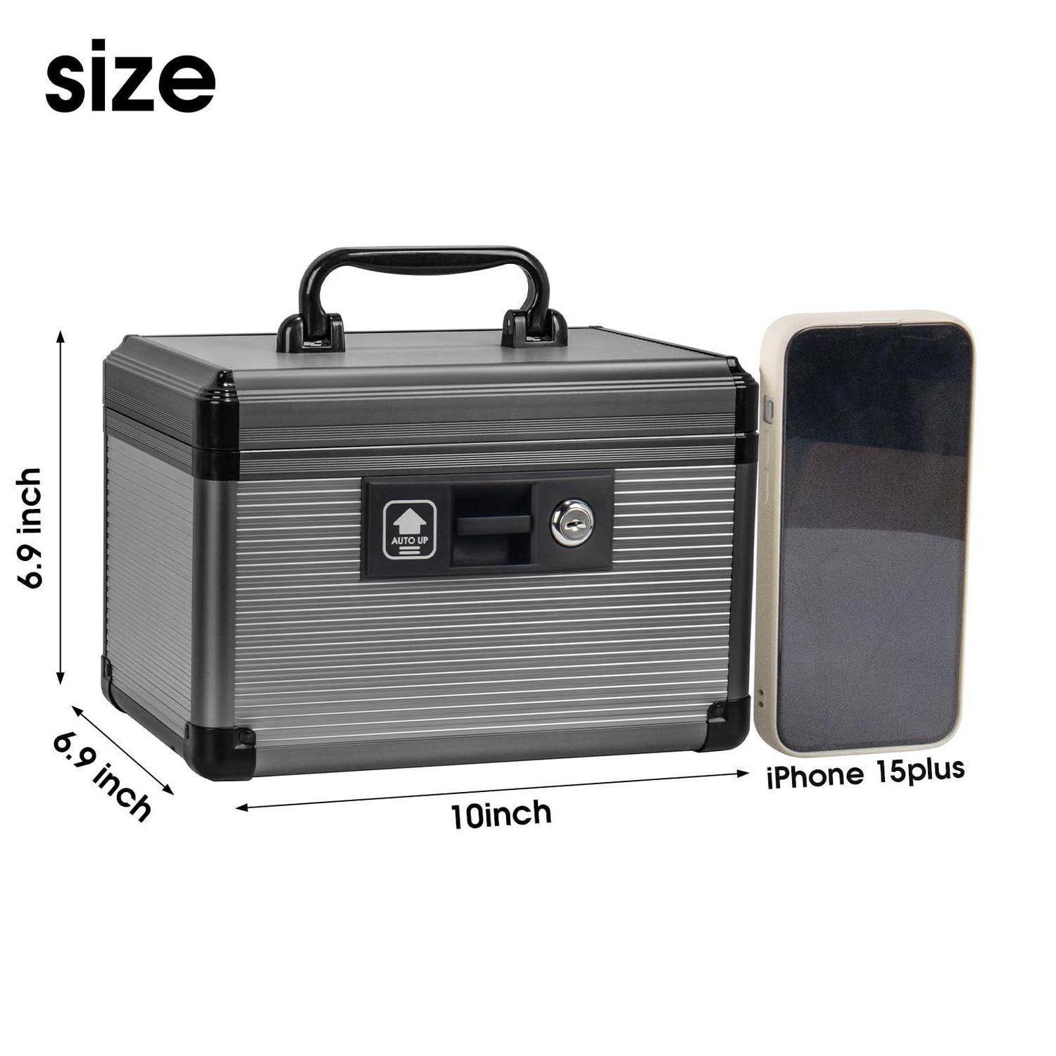 Größenvergleichsbild, das einen grauen verschließbaren Koffer mit den Maßen 10 x 6,9 x 6,9 Zoll neben einem iPhone 15 Plus zeigt, um die Größe zu verdeutlichen.
