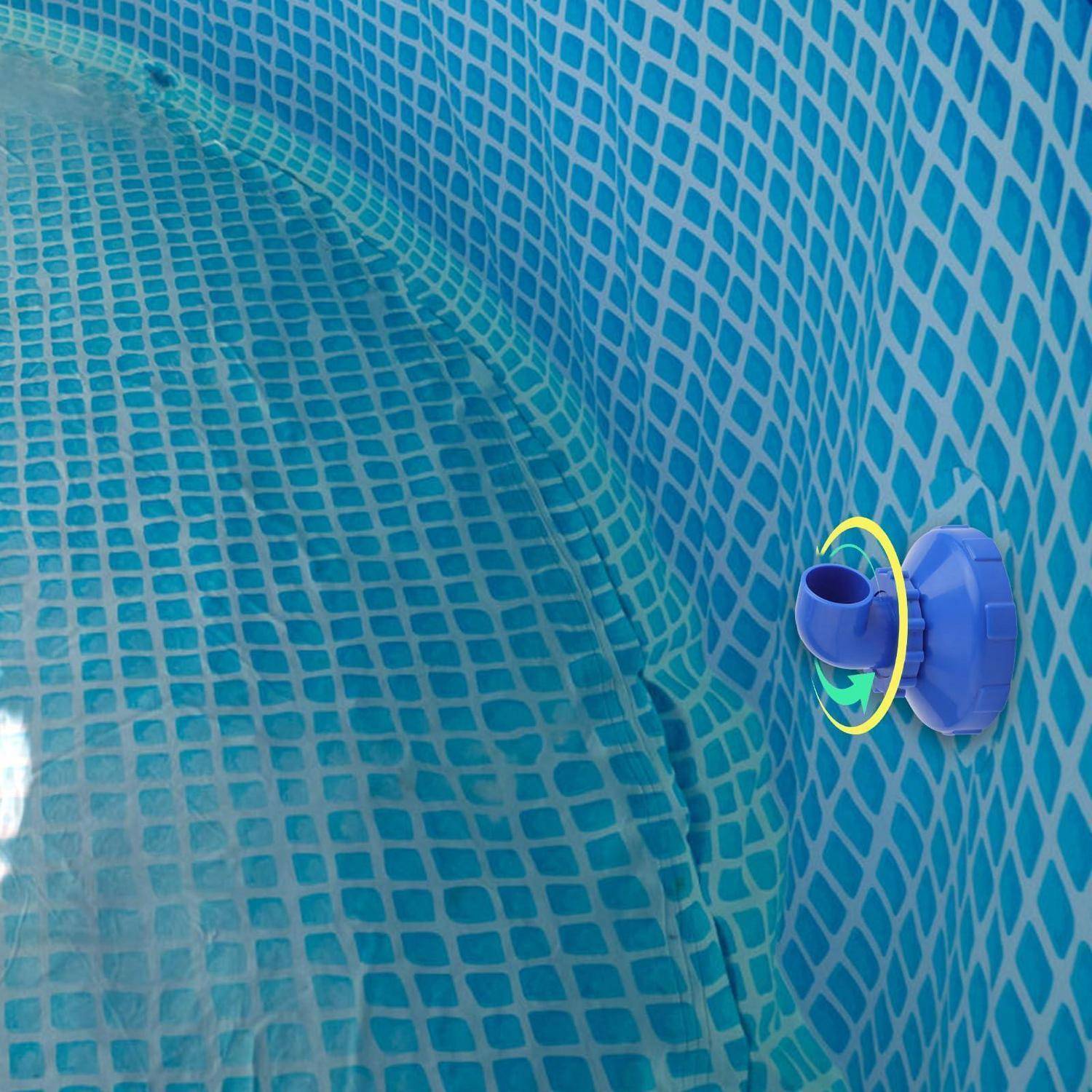 Nahaufnahme einer Poolwand und eines Poolbodens mit blauer Auskleidung und einer blauen Rücklaufstrahlarmatur, die die Wasserzirkulationsausrüstung zeigt.