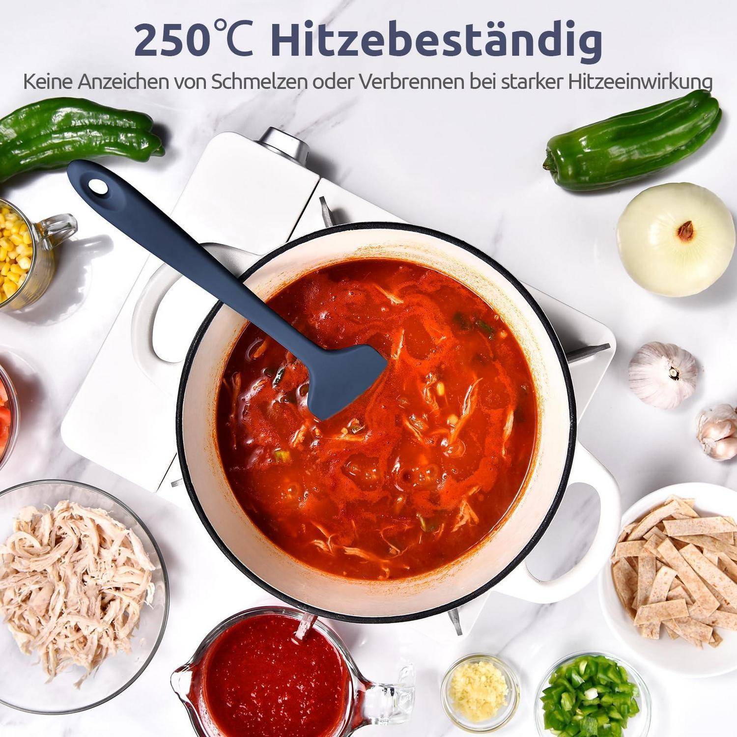Draufsicht auf einen Topf mit roter Suppe, der mit einem blauen Spatel gerührt wird, umgeben von Gemüse, mit deutschem Text, der „250°C hitzebeständig