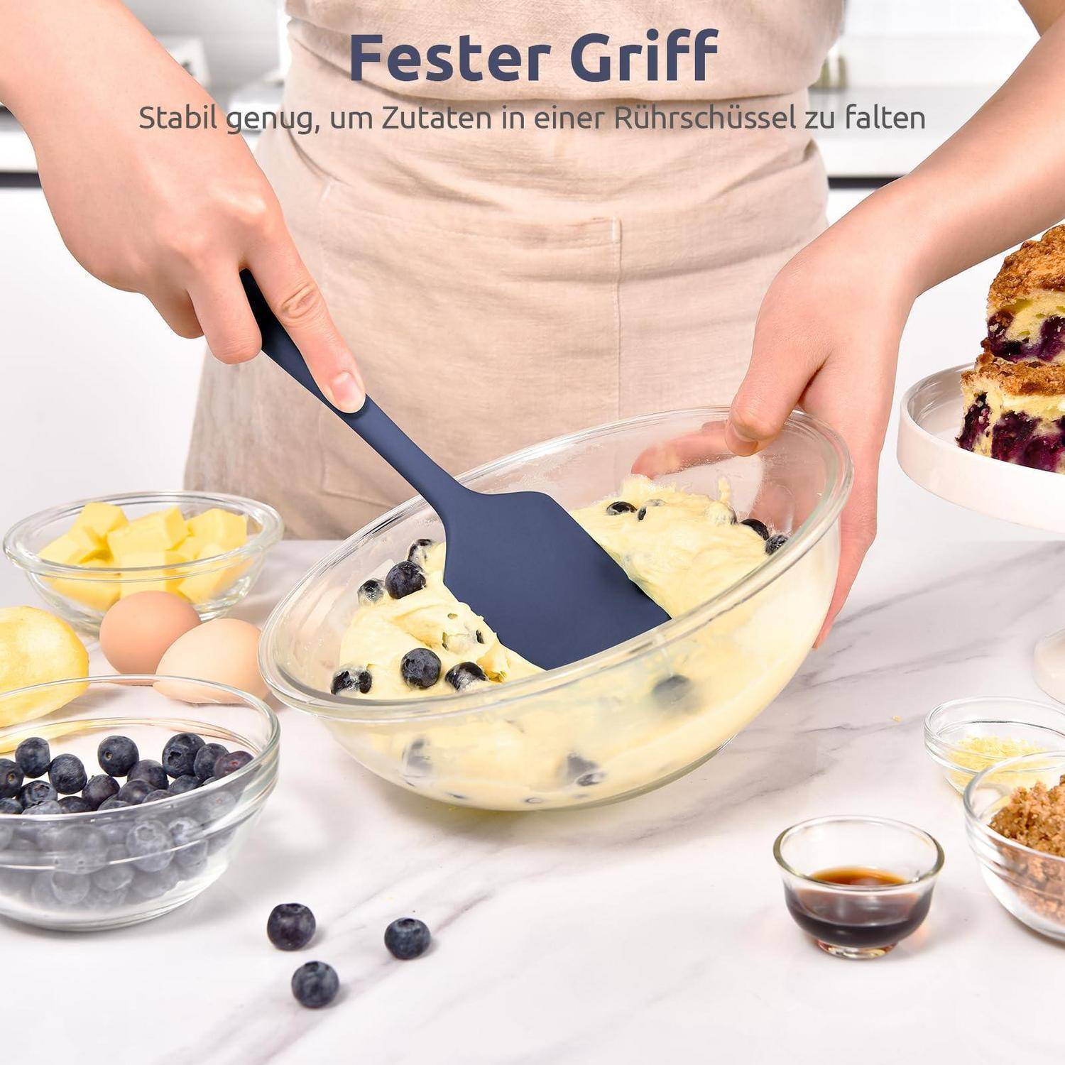 Hände, die einen blauen flexiblen Spatel verwenden, um Blaubeeren in Kuchenteig in einer Glasschüssel zu falten, mit deutschem Text, der 