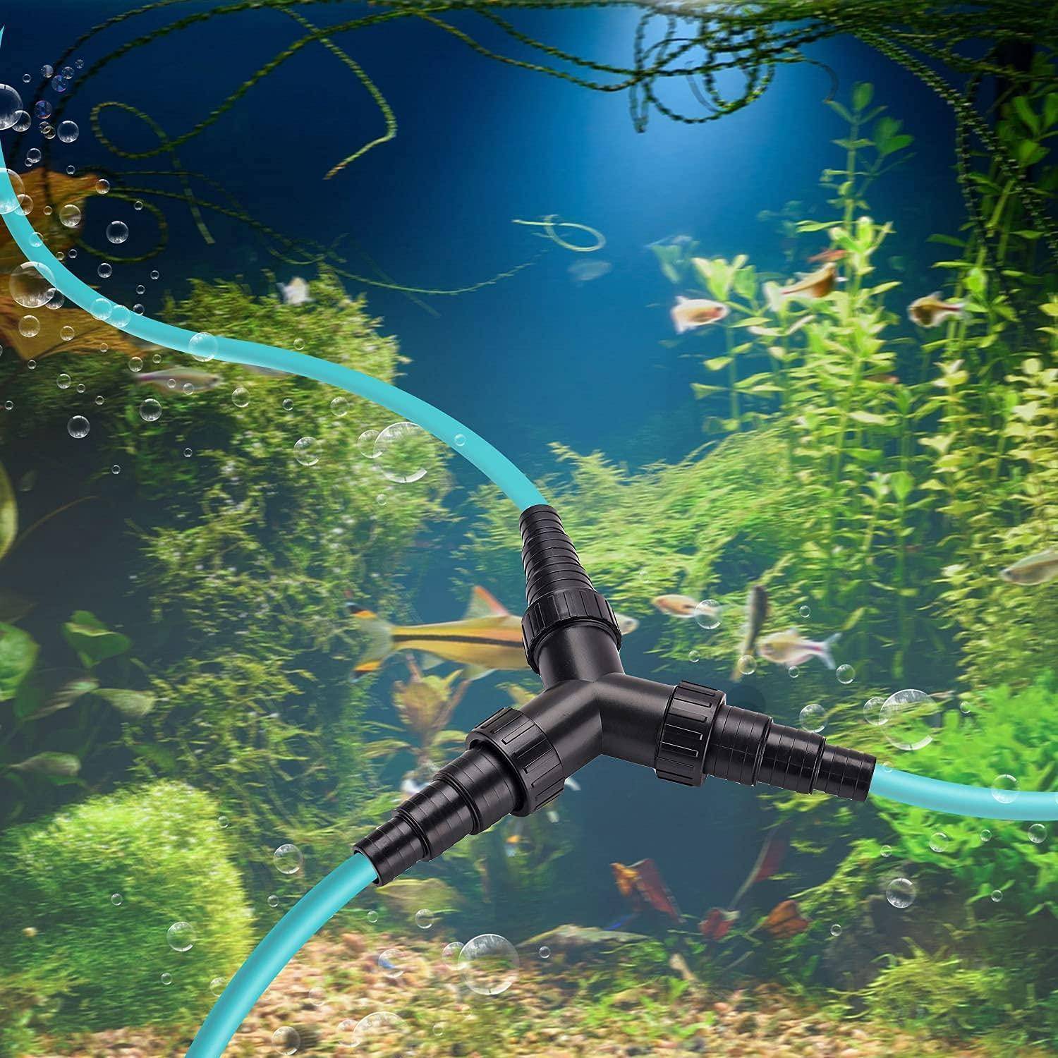 Aquarium-Schlauchverbinder, der drei blaue Schläuche unter Wasser verbindet, mit Fischen und grünen Pflanzen im Hintergrund.