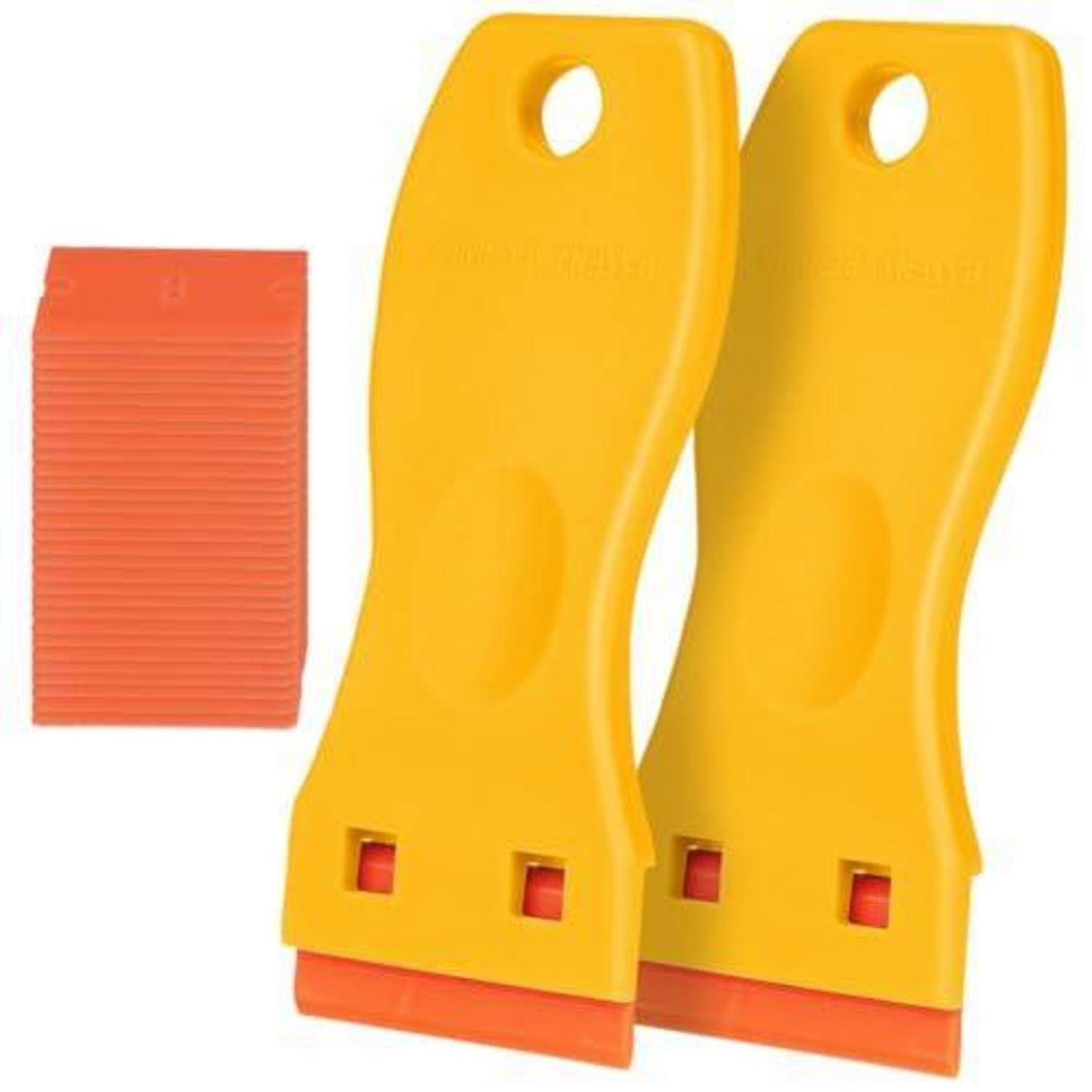 Zwei Eiskratzer mit gelben Griffen und orangen Klingen sowie ein kleines orangefarbenes geripptes Schabewerkzeug auf weißem Hintergrund.