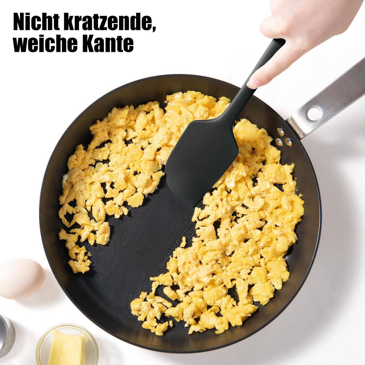Handgerührte Rühreier in einer Antihaft-Bratpfanne; deutscher Text sagt „Nicht kratzende, weiche Kante