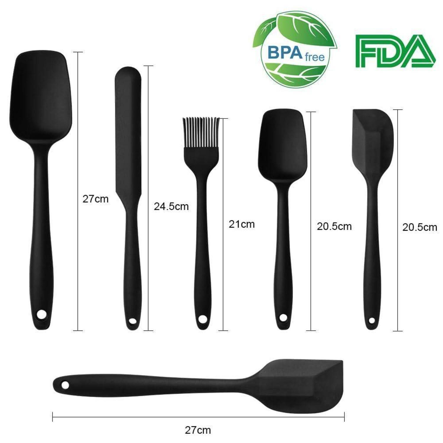 Schwarze BPA-freie FDA-zugelassene Küchenutensilien in den folgenden Größen: Spatel 27 cm, Löffel 24,5 cm, Gabel 21 cm, Schaufel 20,5 cm, Schaber 20,5 cm und horizontaler Spatel 27 cm.
