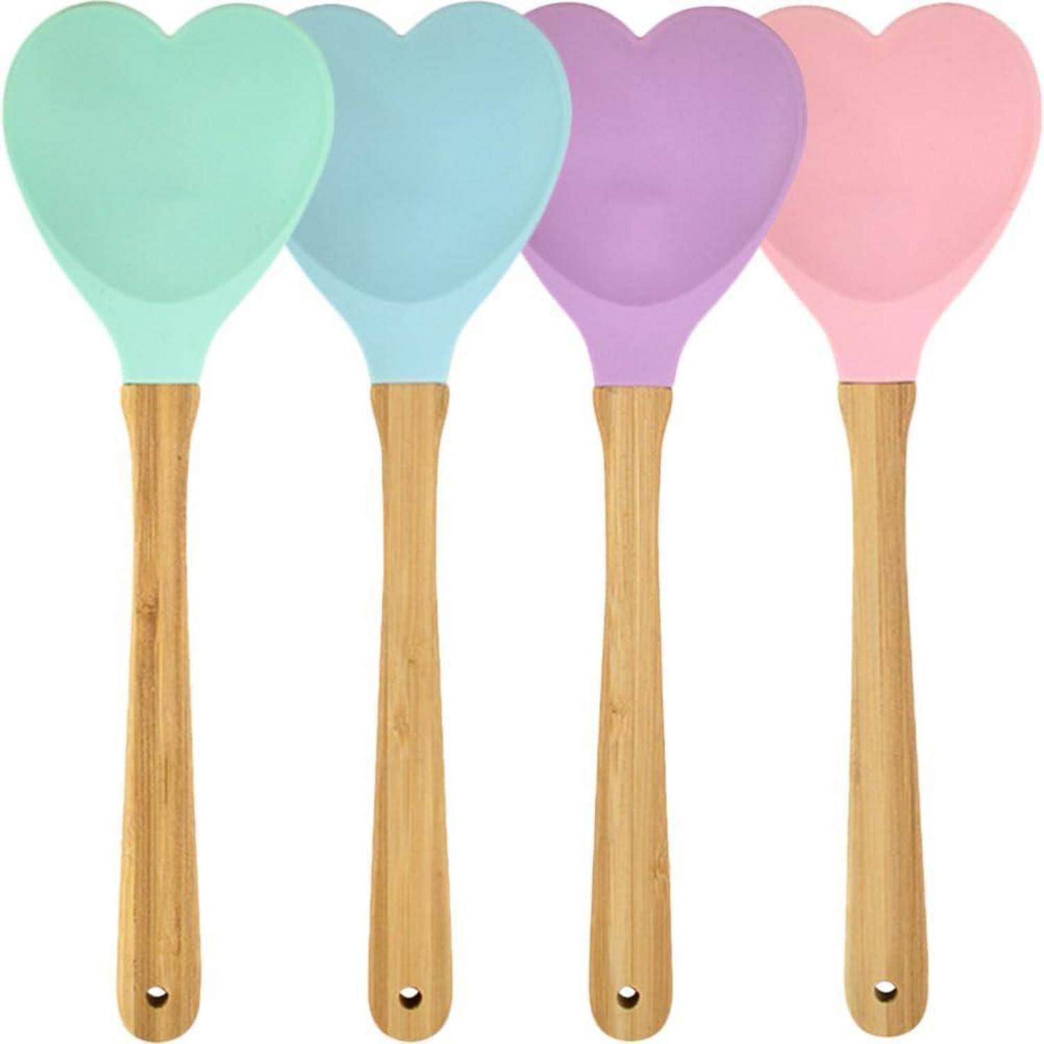 Vier herzförmige Holzlöffel mit pastellfarbenen Köpfen in Mint, Blau, Lila und Rosa, aufrecht auf weißem Hintergrund angeordnet.
