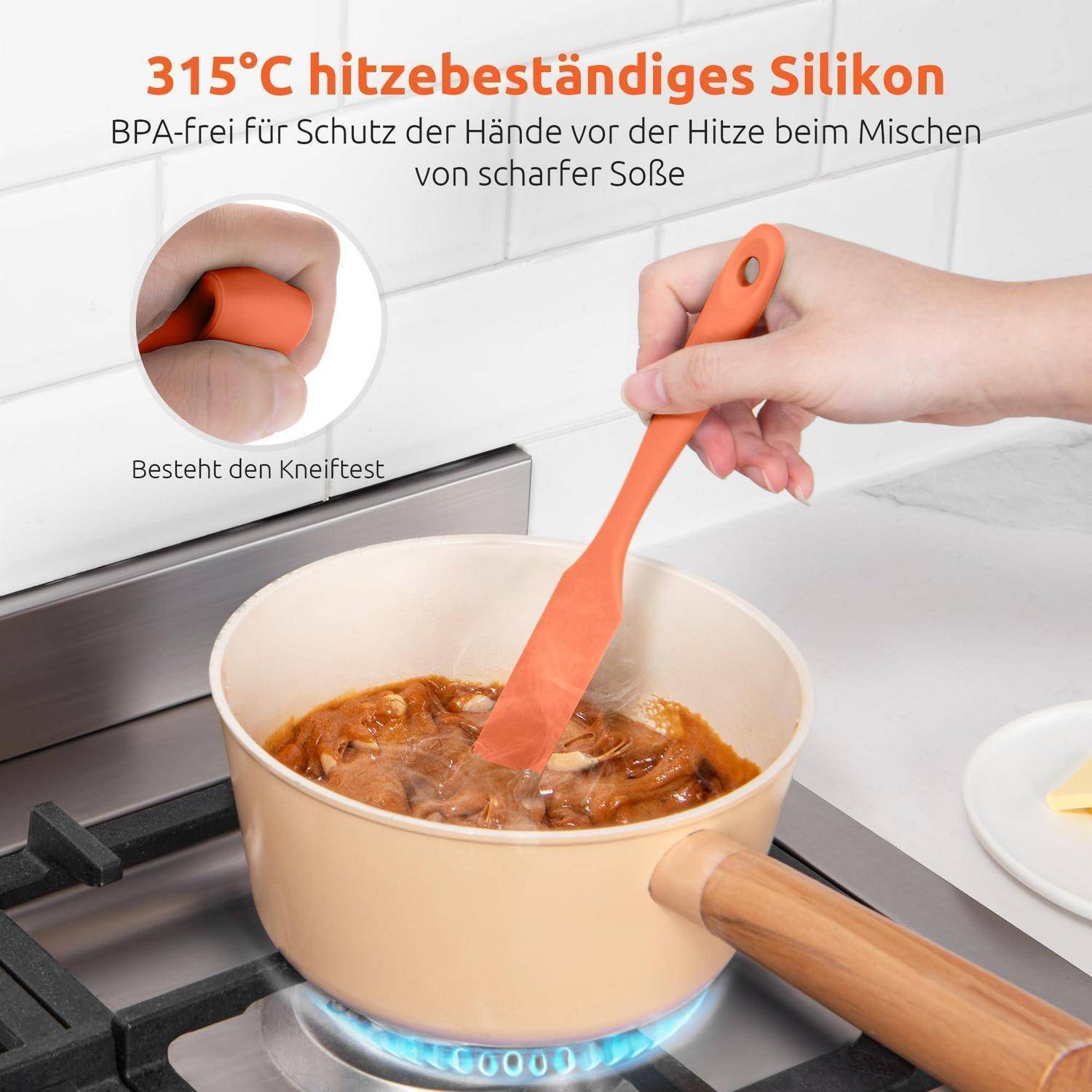 Deutsches Angebot mit einem orangefarbenen Silikonspatel, der Soße in einem Topf auf dem Herd umrührt, mit hervorgehobener '315°C hitzebeständiges Silikon' und BPA-freiem Handschutz.