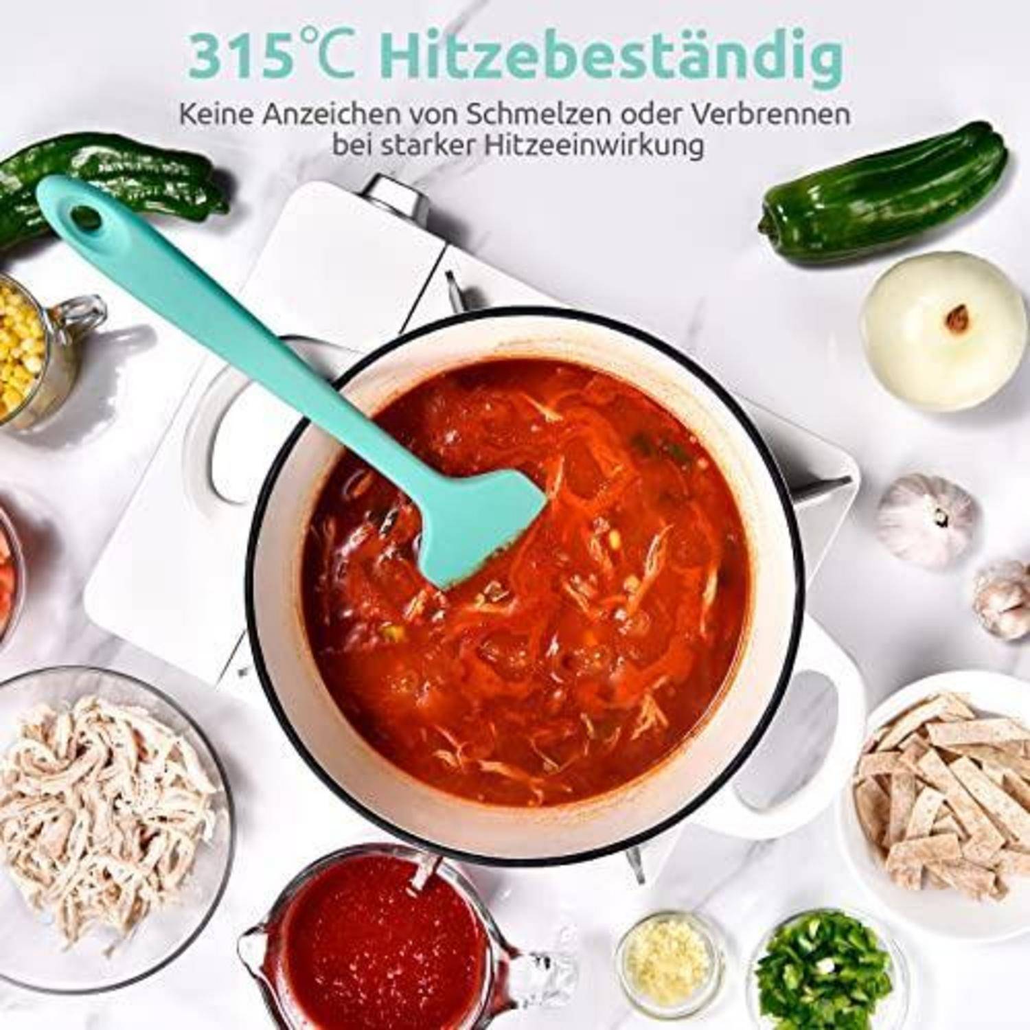 Draufsicht auf eine Küchenszene mit einem Topf roter Suppe, der mit einem türkisfarbenen Spatel umgerührt wird, umgeben von Zutaten; Text besagt „315°C wärmefest