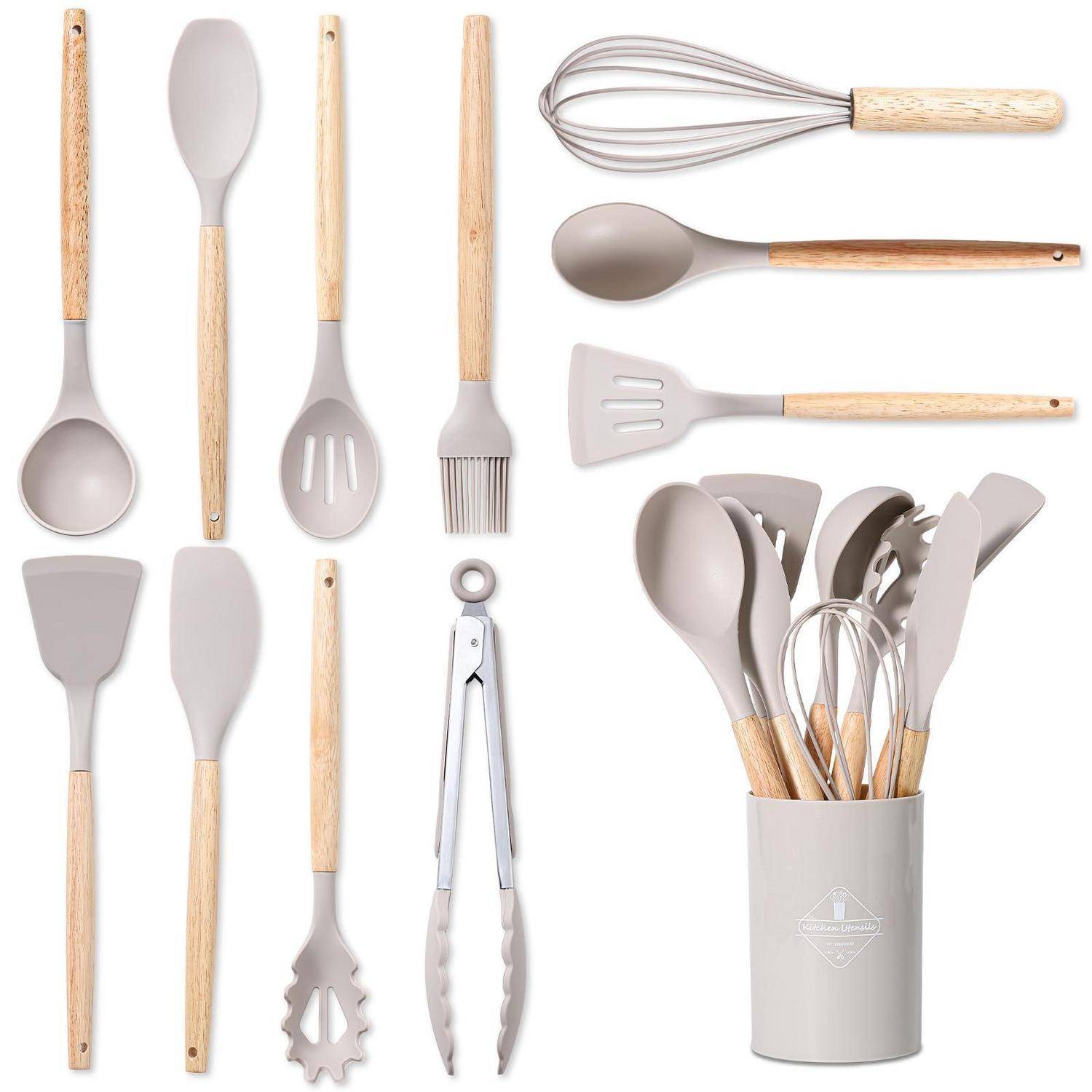 Verschiedene Küchenutensilien mit hellen Holzgriffen und grauen Silikonköpfen, einschließlich Löffel, Spachteln, Schneebesen, Zangen, Bürste und Utensilienbehälter.