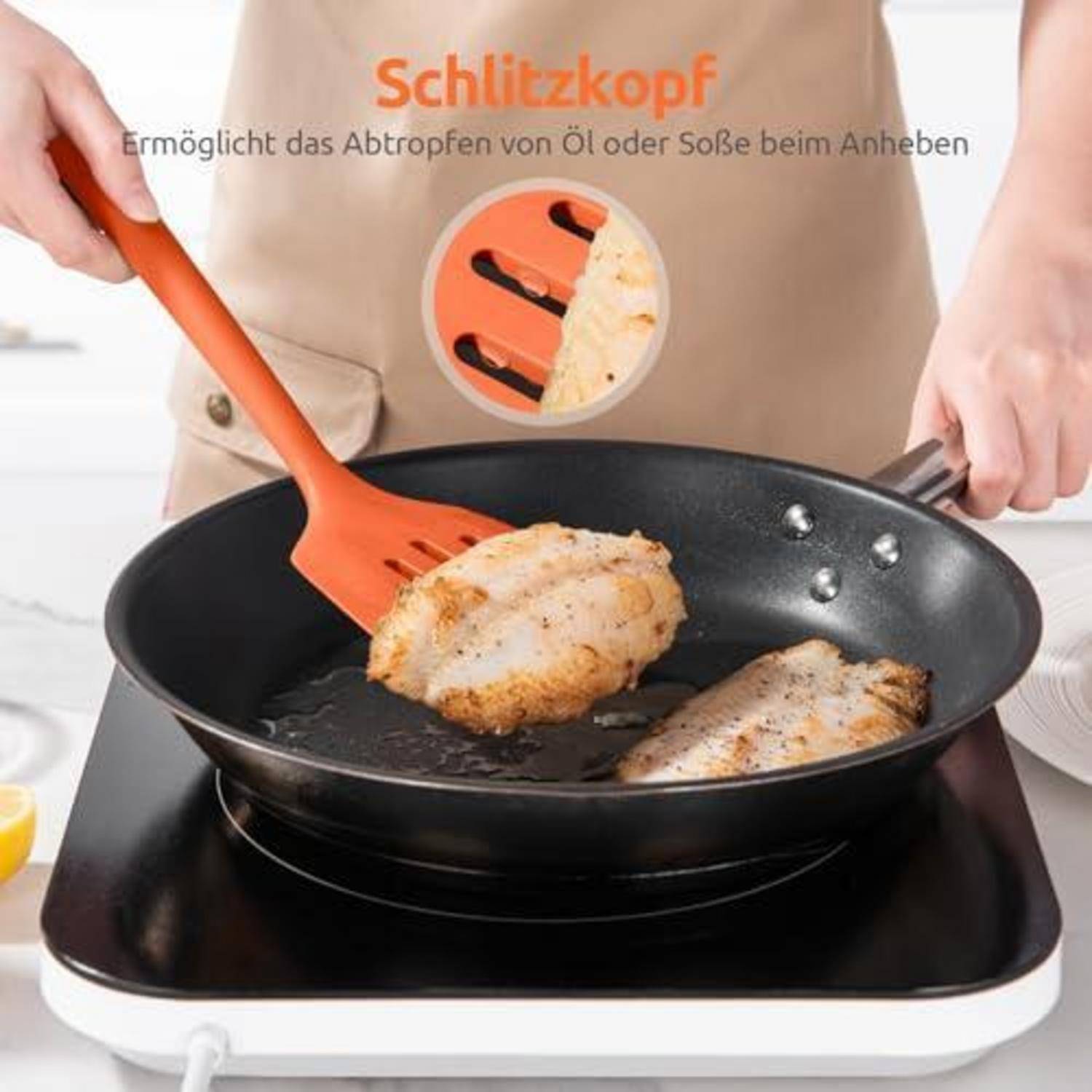 Nahaufnahme einer Antihaft-Bratpfanne mit zwei Fischfilets, die mit einem Schaumlöffel angehoben werden, wobei Öl durch die Ausgussöffnung der Pfanne abfließt.