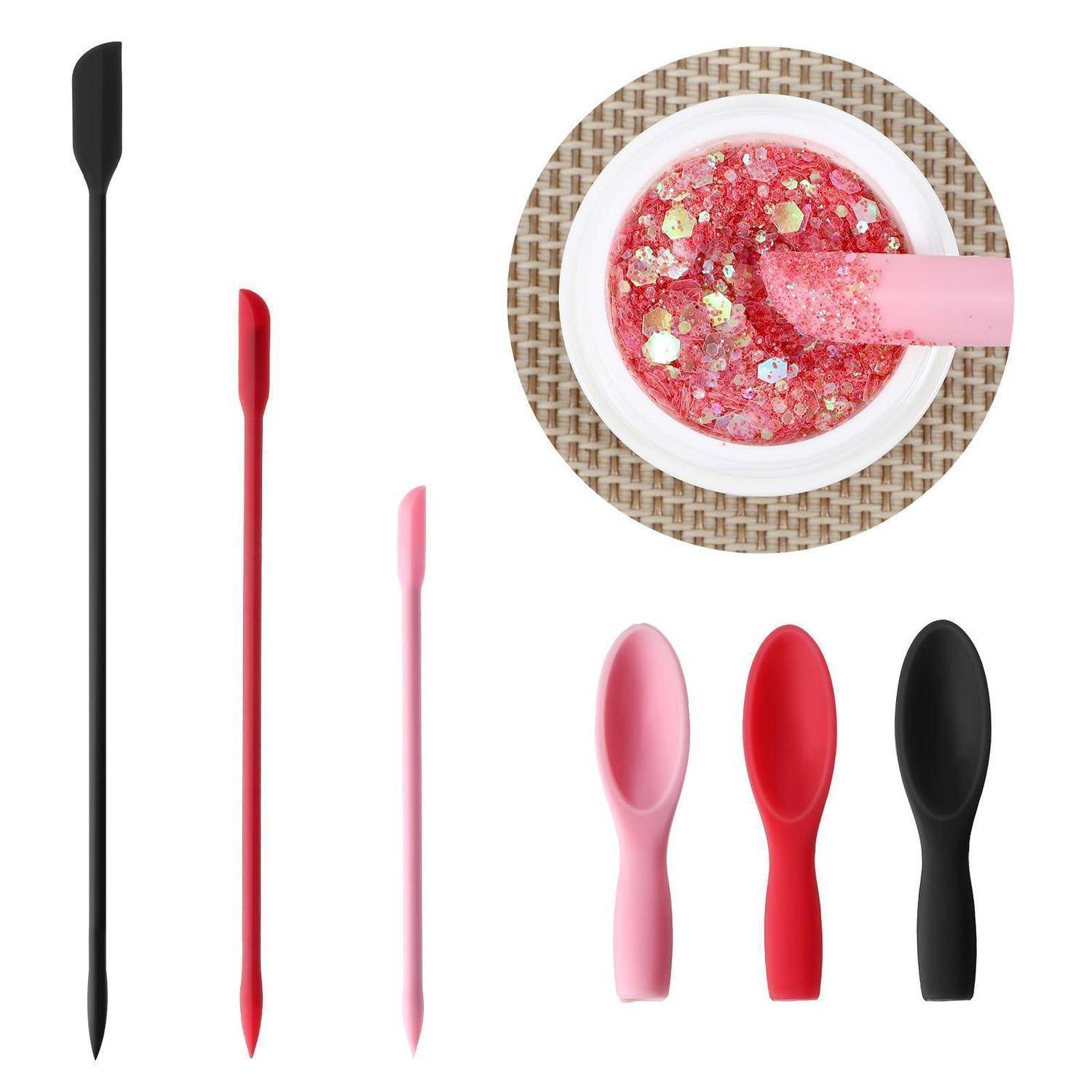 Satz aus Silikon-Nagelkunst-Misch- und Applikator-Werkzeugen in Schwarz, Rot und Rosa, mit einer Nahaufnahme, die ein rosafarbenes Werkzeug zeigt, das glitzerndes rosa Gel in einer Schüssel rührt.