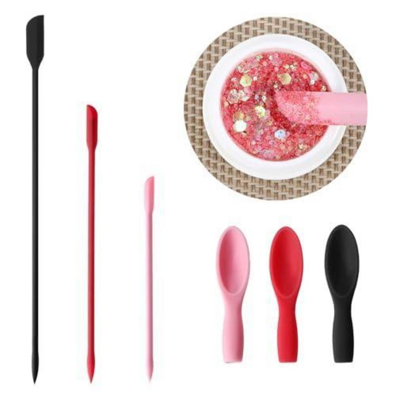 Silikon-Make-up-Spatel und Rührlöffel in Schwarz, Rot und Rosa, wobei einer glitzernde rosa kosmetische Mischung in einer Schüssel rührt.
